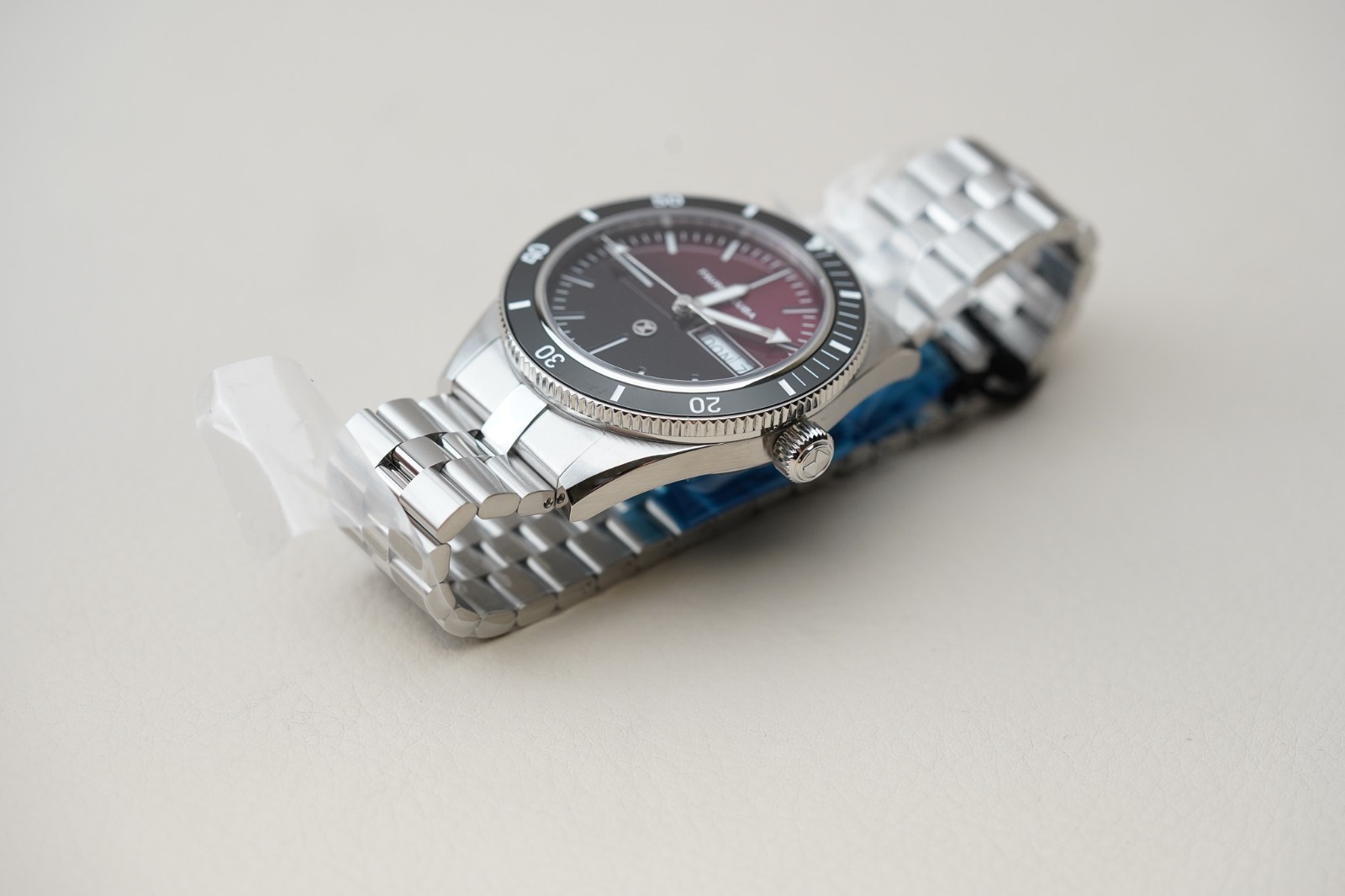 Favre Leuba Deep Raider Day Date Red 00.20311.110.10.200 Men’s Steel 40mm Watch