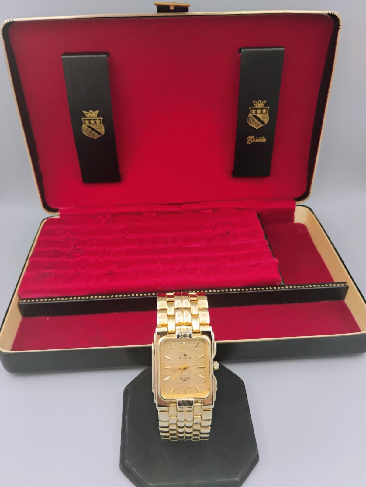 Stunning Vintage Bulova Diamond Quartz Running Mens Watch 3063-5020 AO 18k Gold