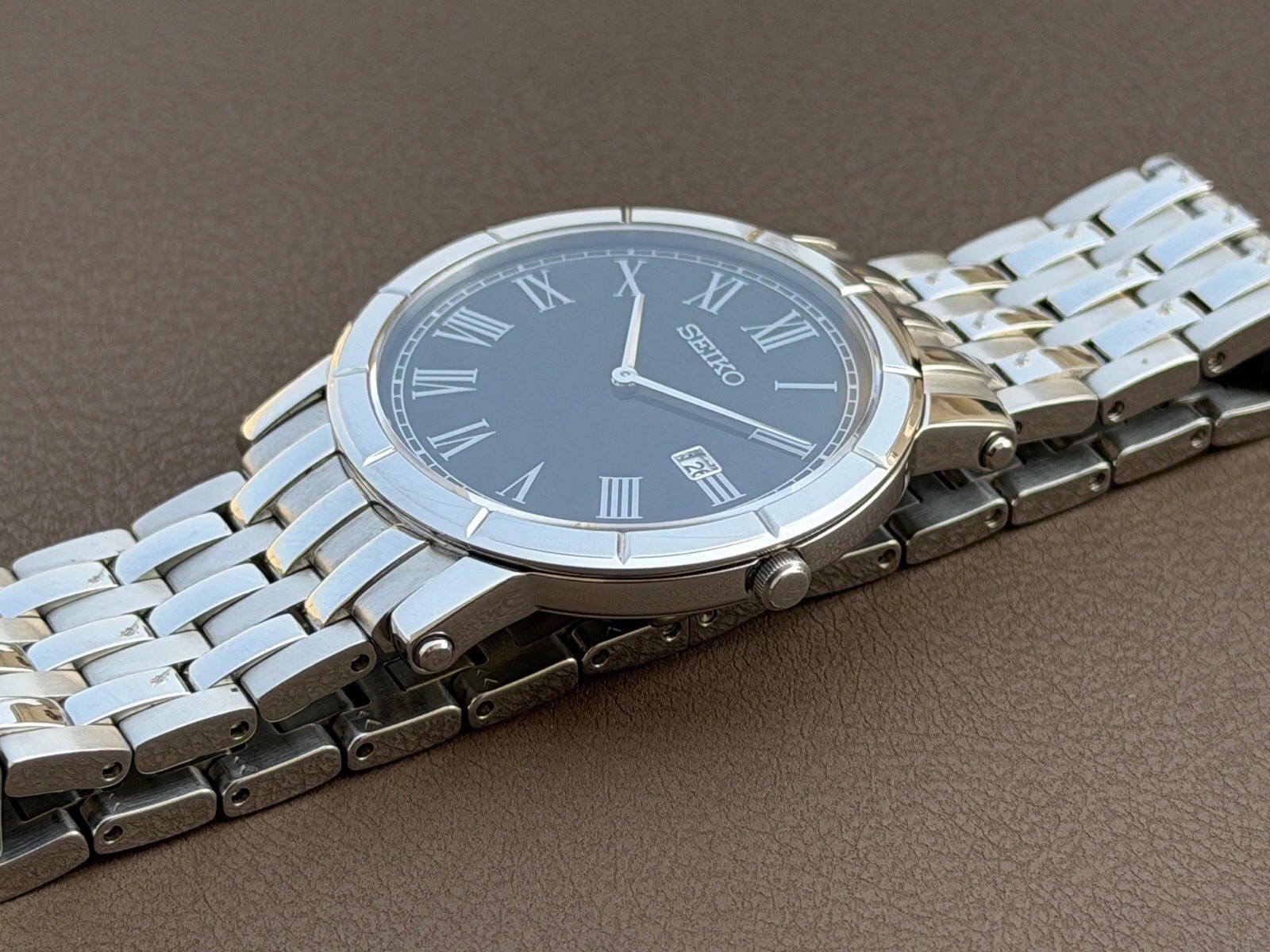 Vintage Seiko Quartz Wristwatch — Silver Case, Roman Numerals, Black Dial S-131