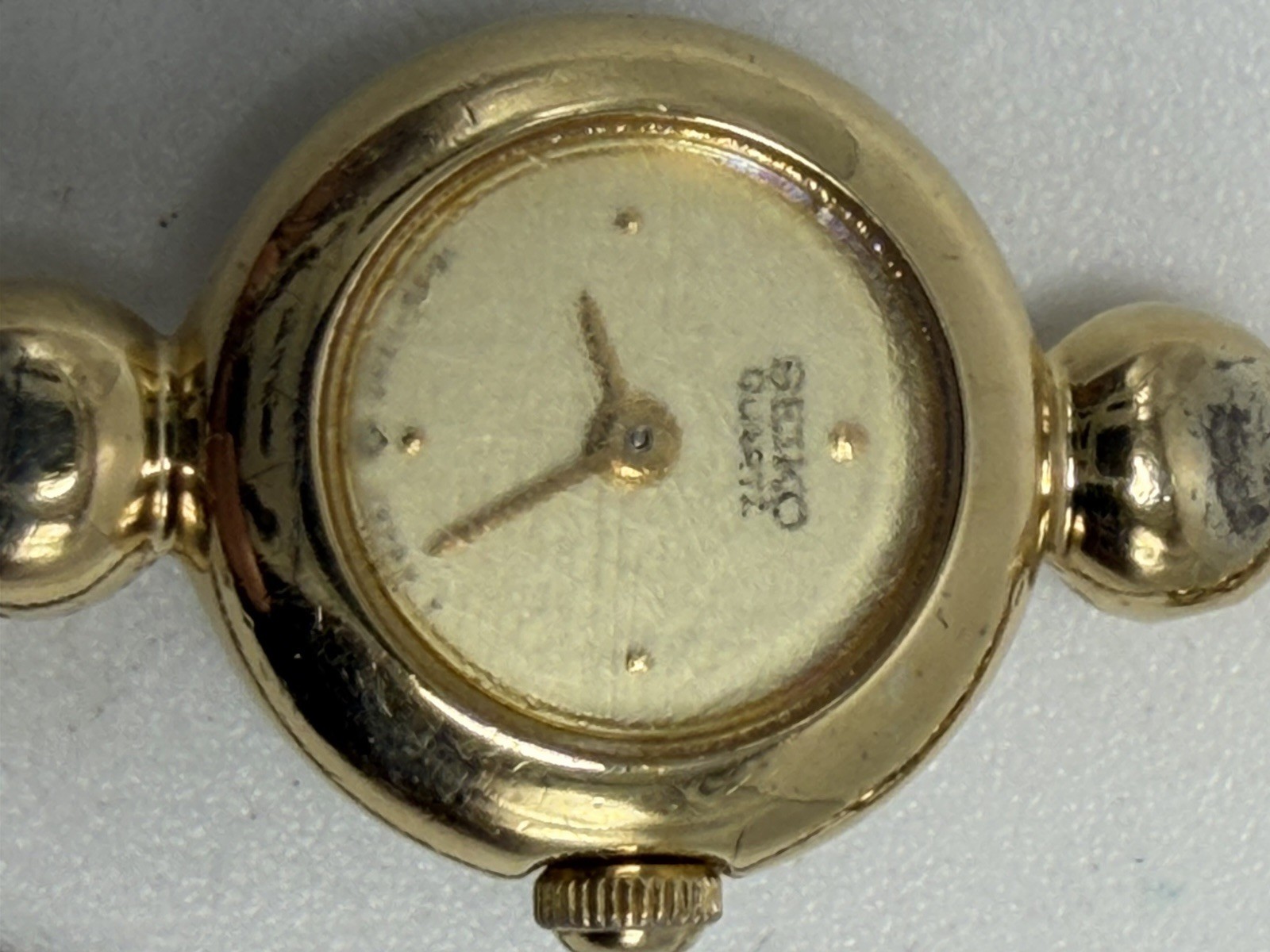 Scratched Seiko 1E20-0079 New Battery Ladies Watch 14MM 6″ Gold Tone