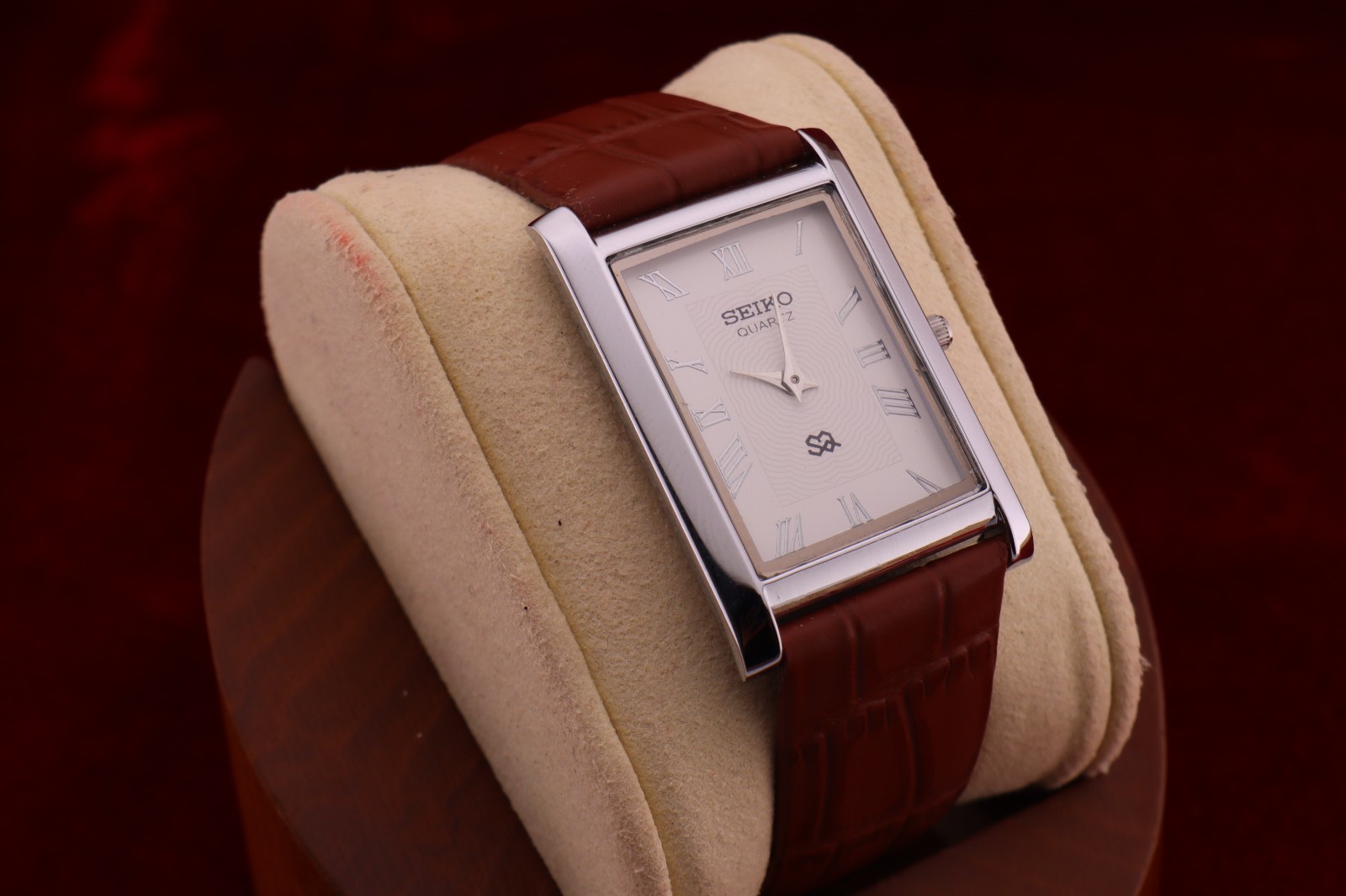 ⌚✨ Vintage Seiko Slim Quartz Gentlemen’s White Dial , Light Brown Dress Watch