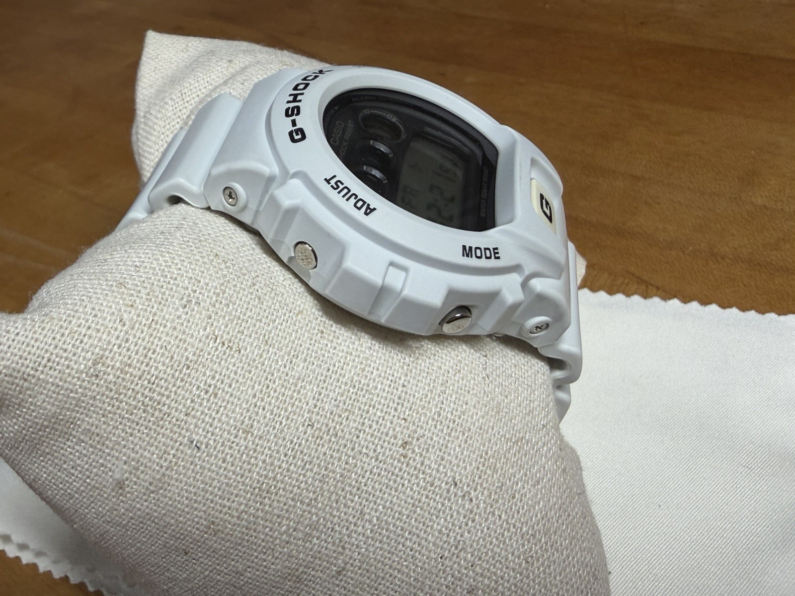 Casio G-Shock Men’s Watch – DW6900FS-8 Matte White / Grey