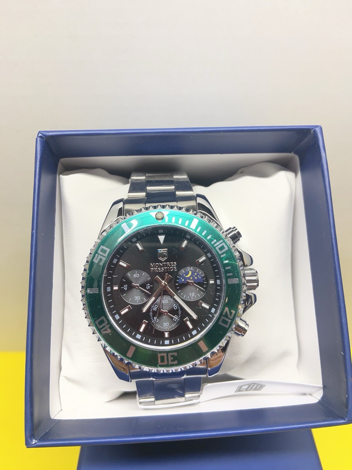 Montres Prestige Men’s Quartz Watch 42mm Black Dial Green Bezel Steel 30m