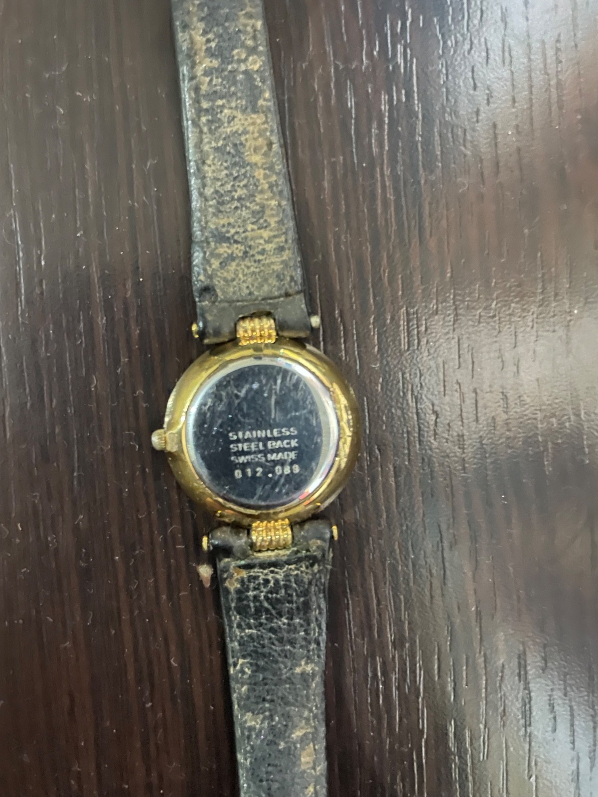 Emka geneve Wristwatch Black Leather Buckle Band Gold Tone Round Face Elegant