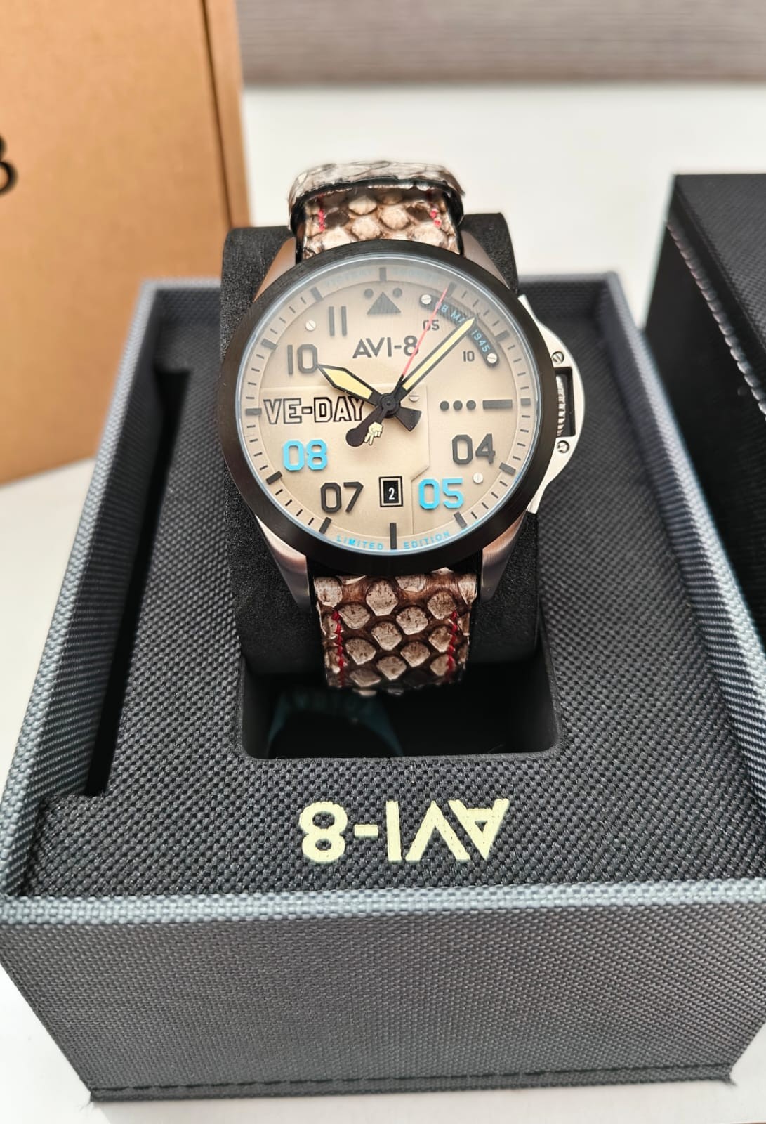 AVI-8 P-51 Mustang AV-4082-04 Patriot Automatic VE-Day Active 80th Victory Cream