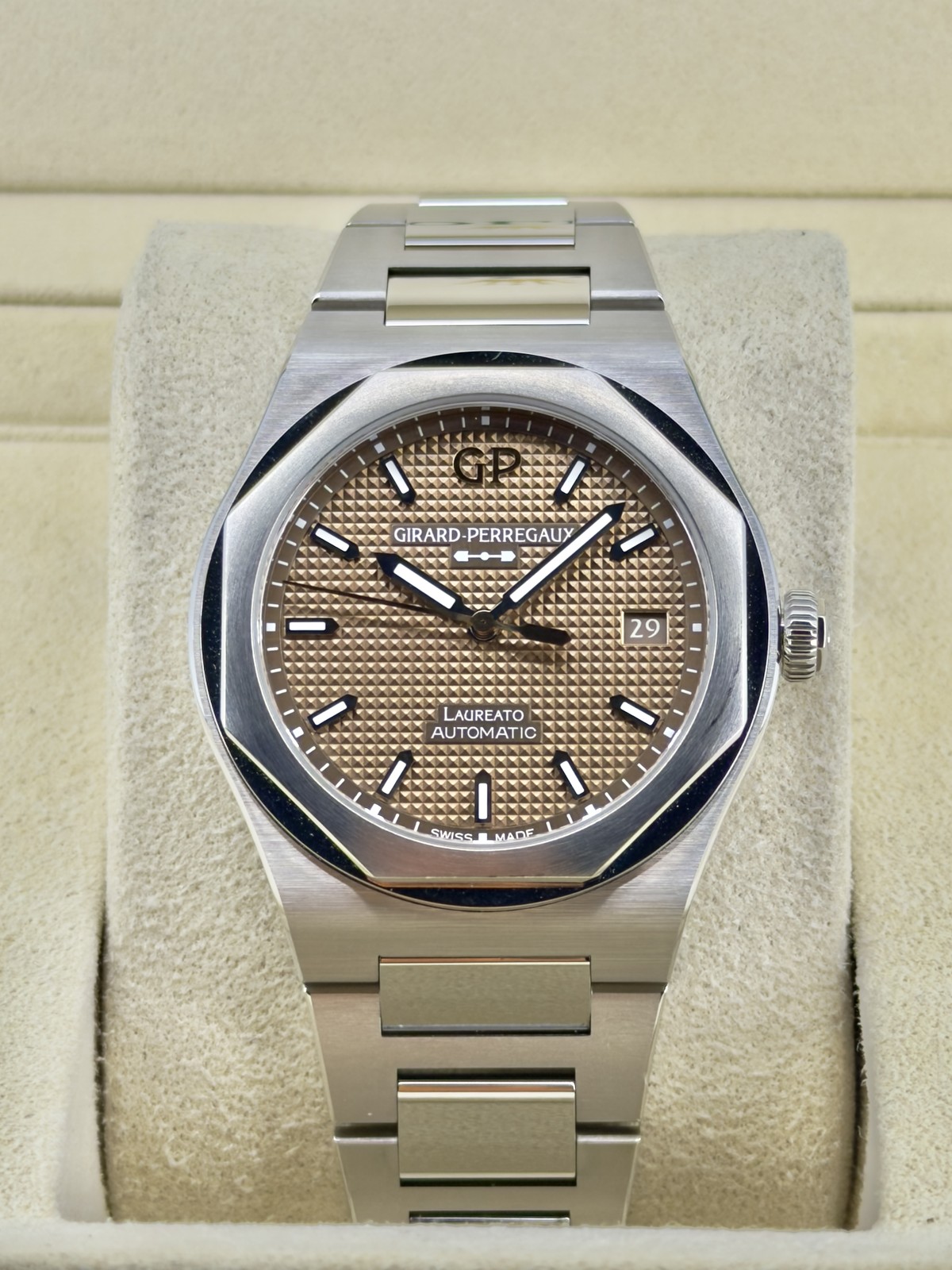 Girard Perregaux Laureato Salmon Dial on Steel 81005-11-3154-1CM Complete 2026