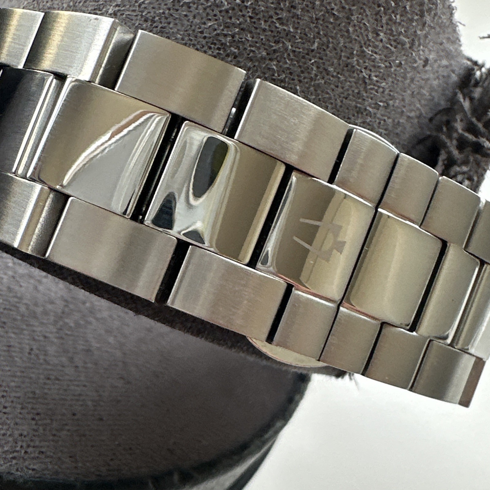 Bulova Mens Classic Calendar Automatic Silver Stainless Steel Watch 39 MM 98B422