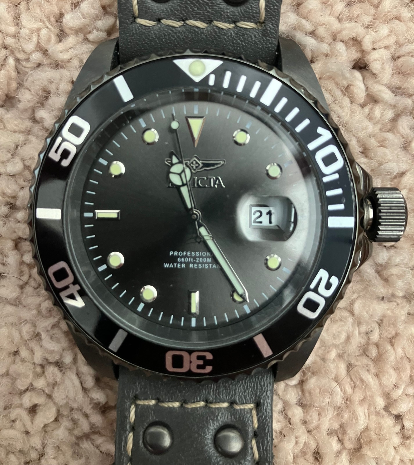 Black & Gray Invicta Pro Diver Men’s Analog Watch Model 22077 Wristwatch Wrist