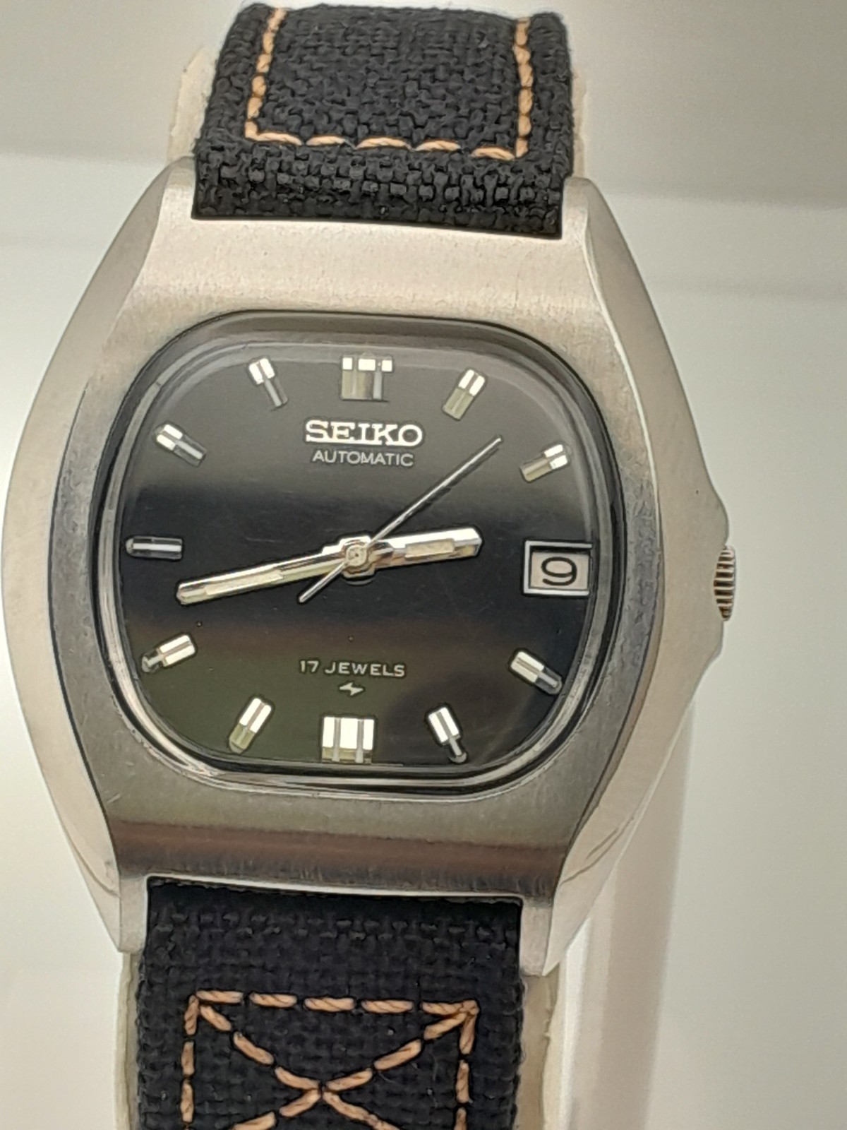 Vintage Seiko 7025-6010 Automatic 17 Jewels Black Dial Cushion Case Men’s Watch