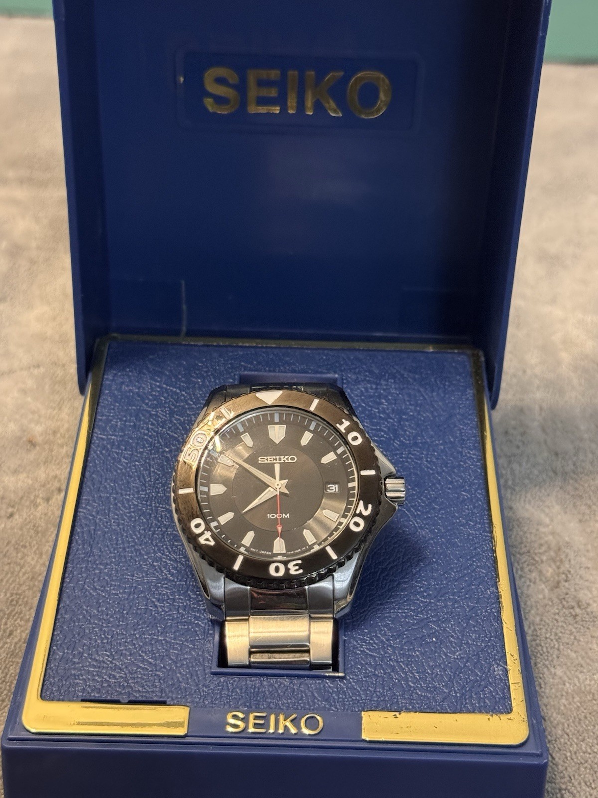 Seiko Unisex Quartz Diver 40-43.9mm Black Dial Date 100m Steel Bracelet w/ Box