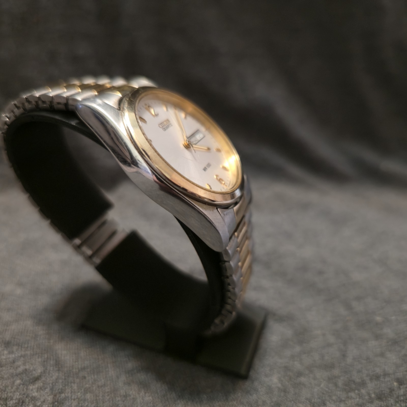 Vintage Citizen Quartz WR100 Men’s Wristwatch Original Bracelet New Battery Runs