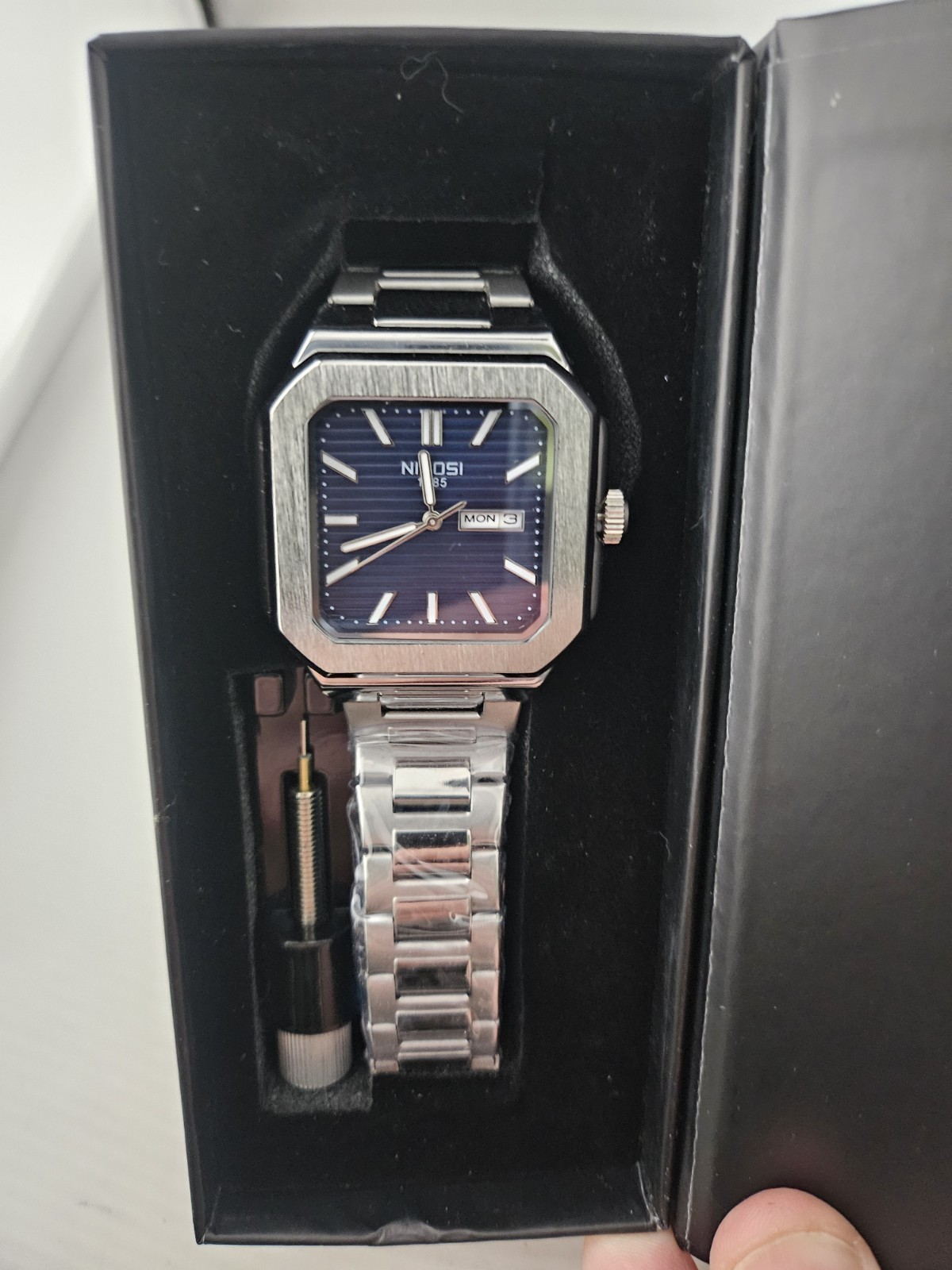 New In Box Nibosi 1985 Blue Striped Dial Day Date Quartz Movement Running