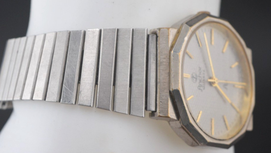 Vintage Anchor Quartz Wristwatch New battery runs great ”GUARANTEED” Serviced