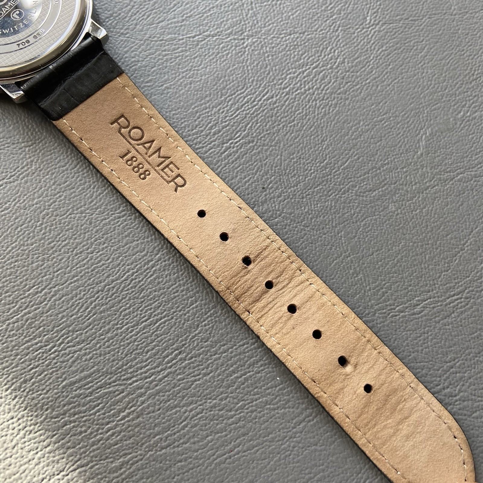 Mens Genuine Roamer Classic Swiss designer watch Sapphire date 709856 Ex-display