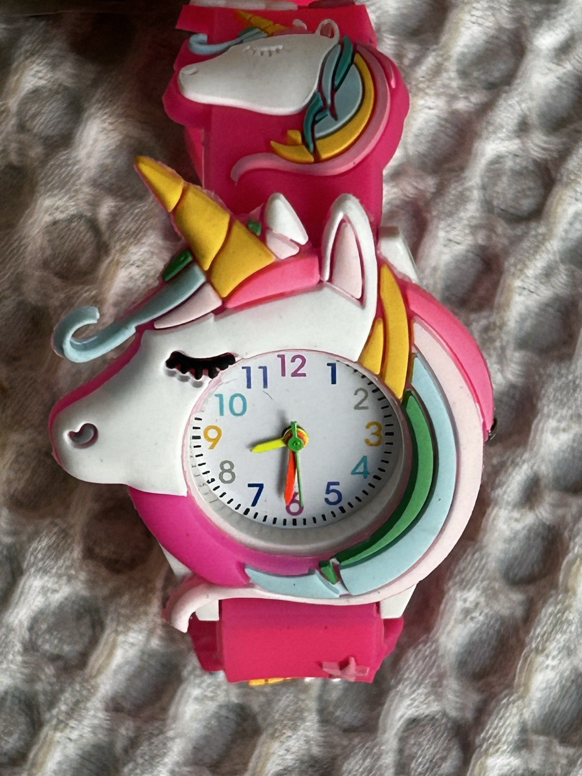 Girls Unicorn Pink Silicone Analog Wristwatch 12-Hour Arabic Numerals Seconds