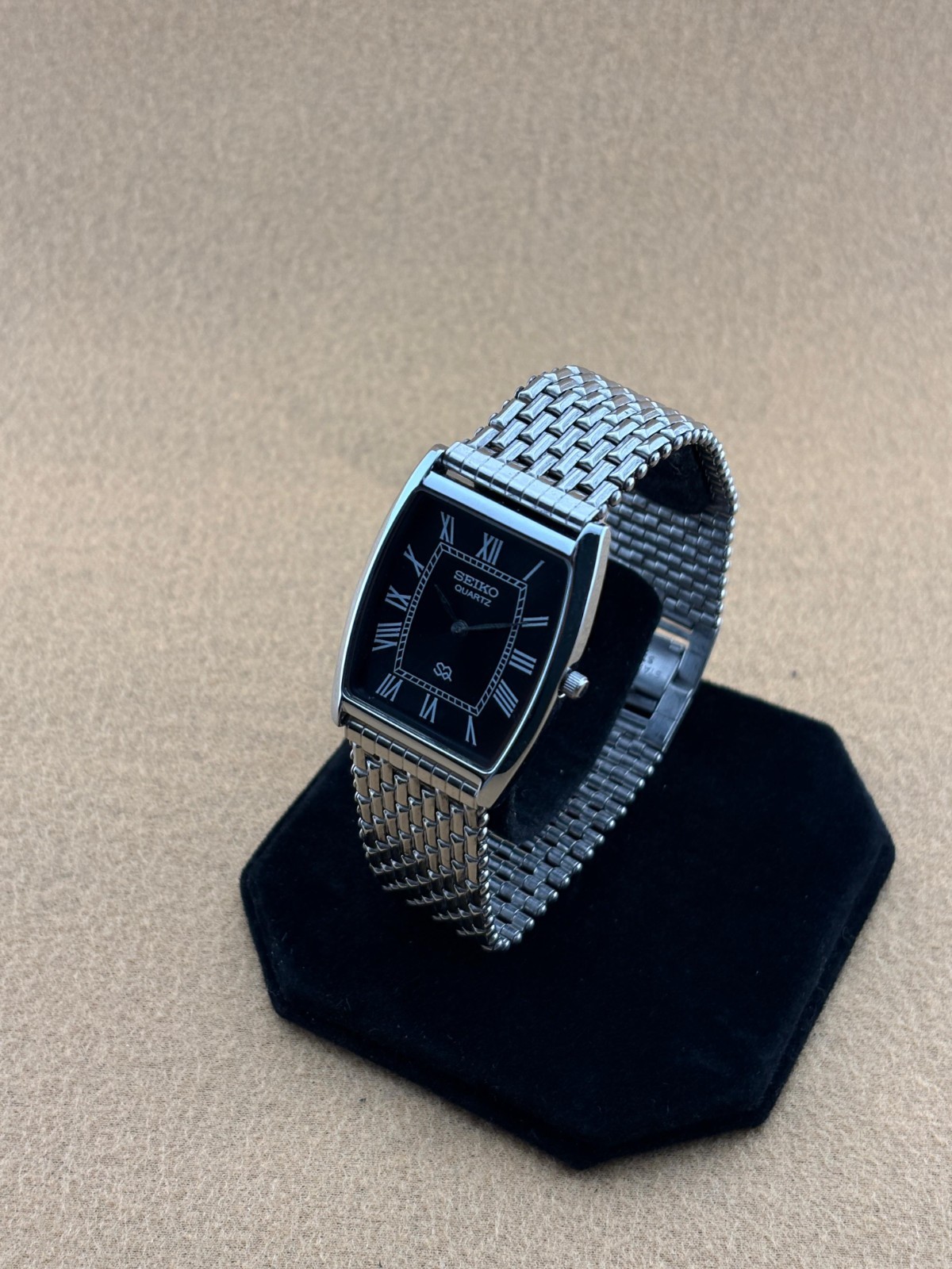 BLACK SILVER BARREL Vintage Seiko Slim Quartz Men’s Wristwatch