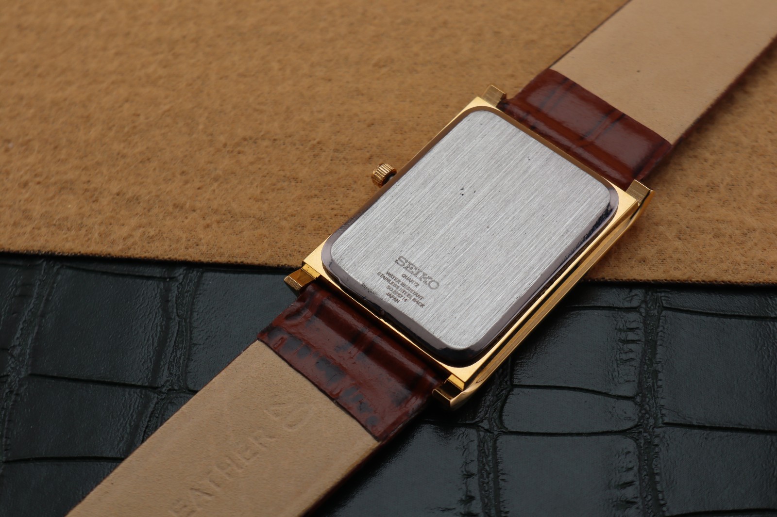 Vintage Seiko Slim Quartz Men’s Wrist Watch Green Dial with Light Brown Strap.