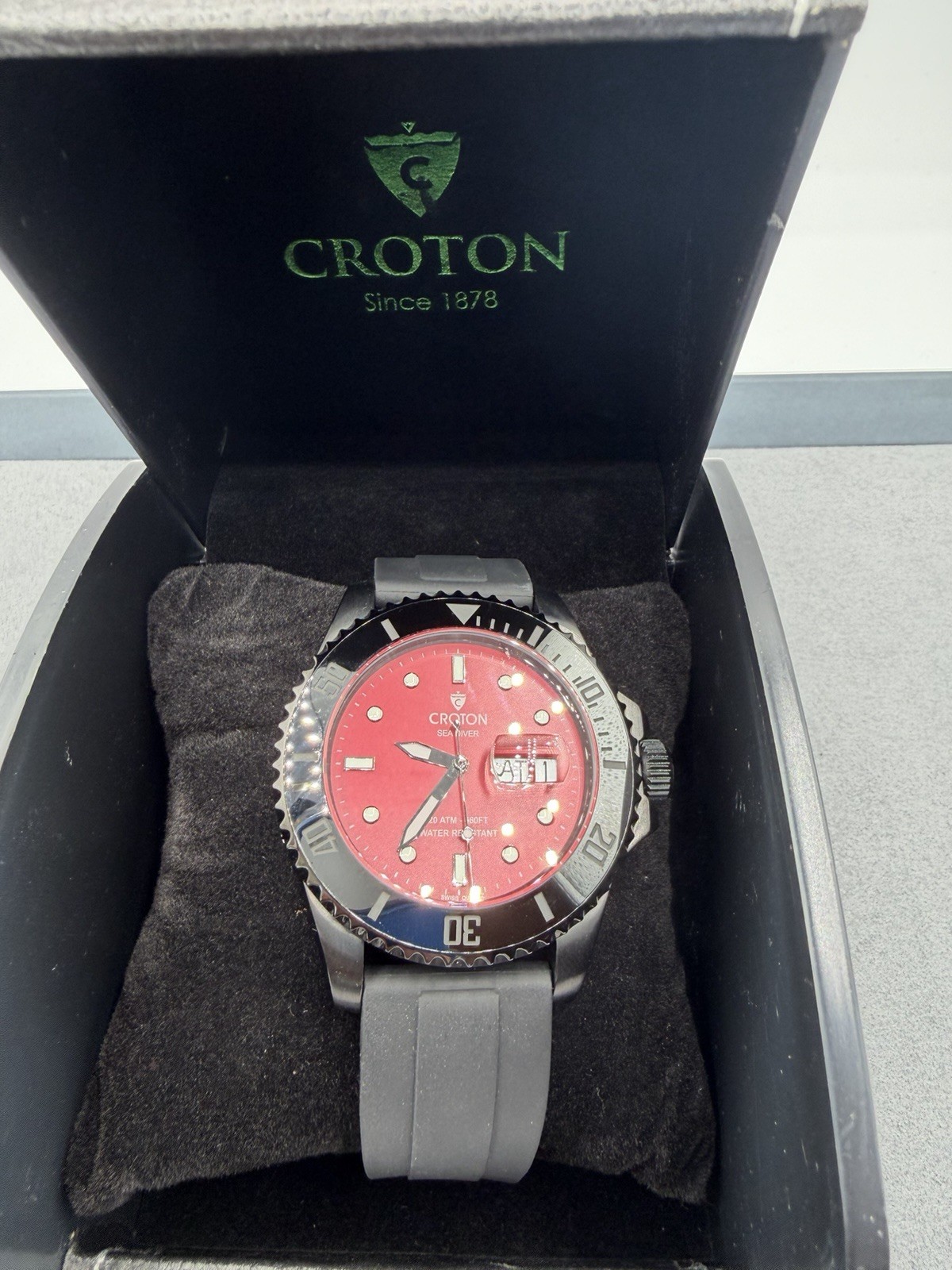 Croton Sea Diver Men’s Quartz Diver Watch 20 ATM Red Dial Gray Rubber Strap Box