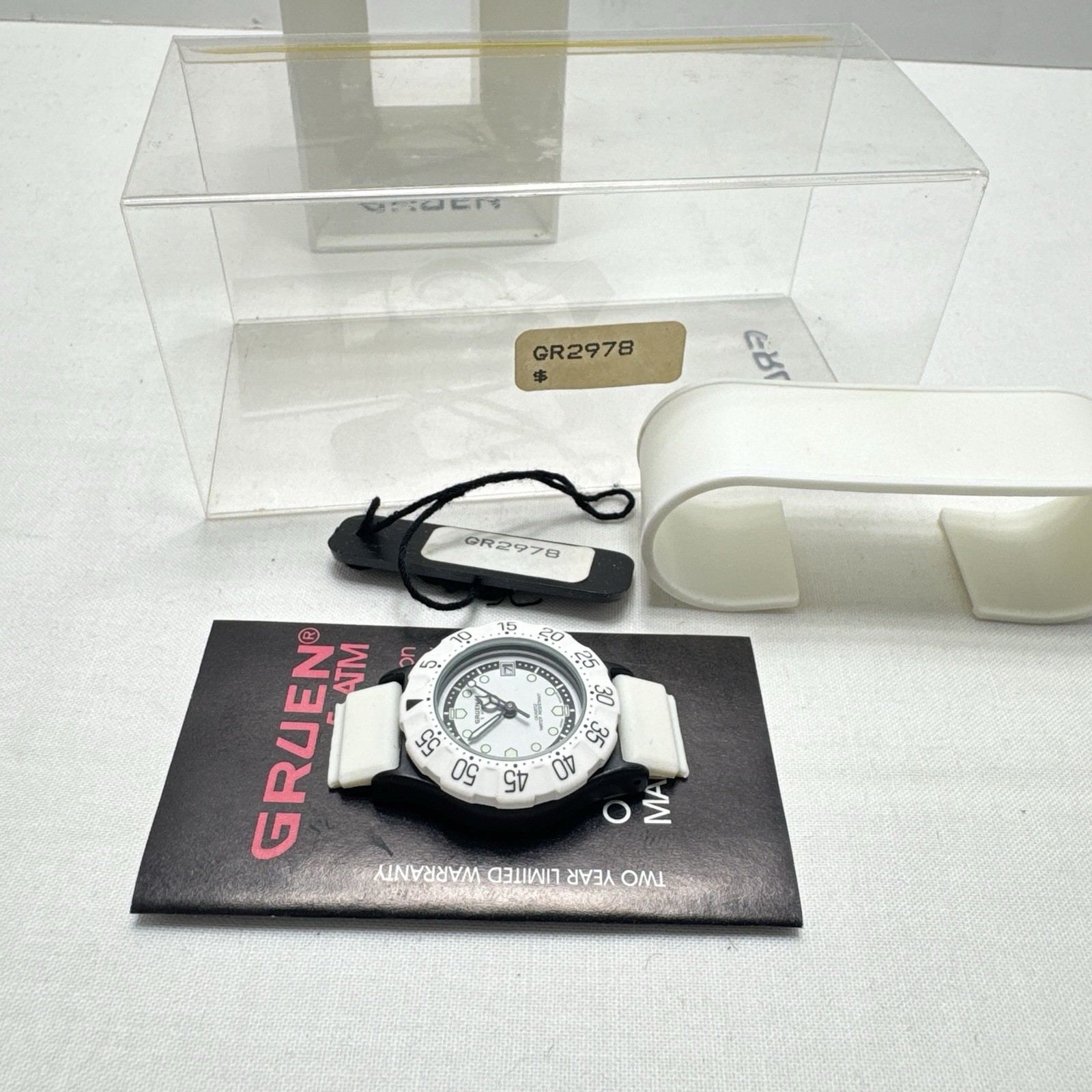VTG 1980s GRUEN White Ladies Divers Style Watch Japan Quartz 28mm NEW OLD STOCK