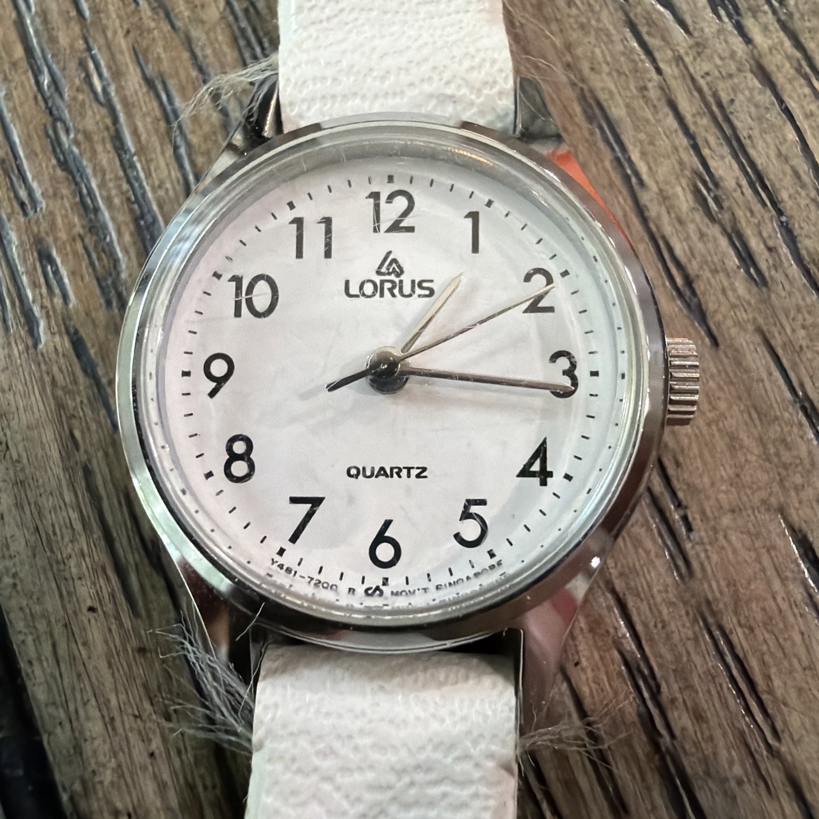 Women’s Vintage LORUS Classic 21mm Silver Tone Watch Leather Band V232-0070