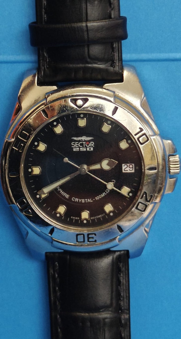 Sector No Limits 250 Men’s Swiss Quartz Diver Watch Sapphire Crystal 100M Black
