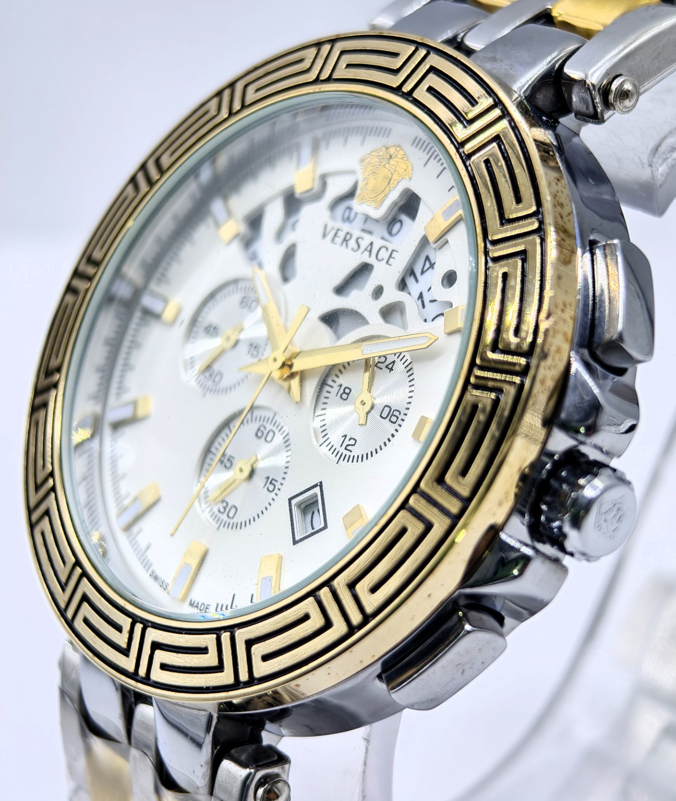 Awesome Versace Chronograph Date Indicator Quartz Analog Men’s Wrist Watch