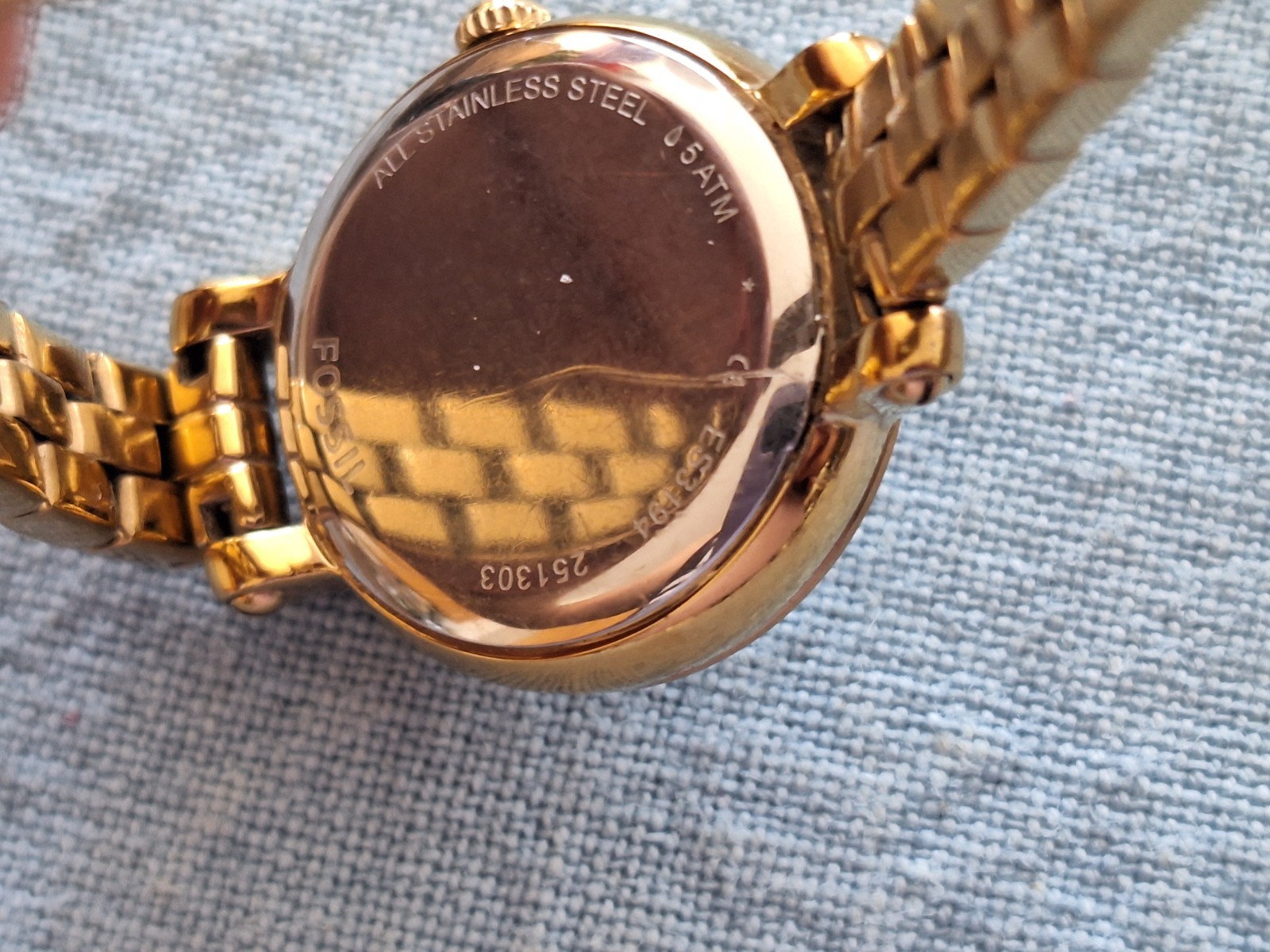 Need Battery Fossil 26mm Round White Face Gold color Stainless Wrist Watch 7″