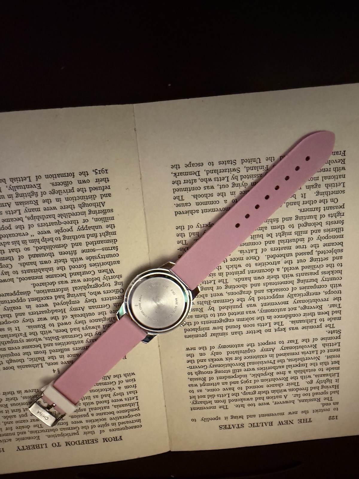 Quartz Analog Wristwatch White Dial Multicolor Arabic Numerals Pink Silicone