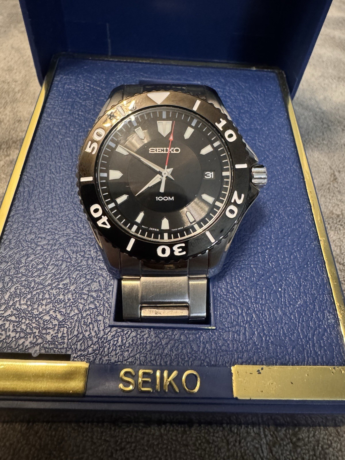 Seiko Unisex Quartz Diver 40-43.9mm Black Dial Date 100m Steel Bracelet w/ Box