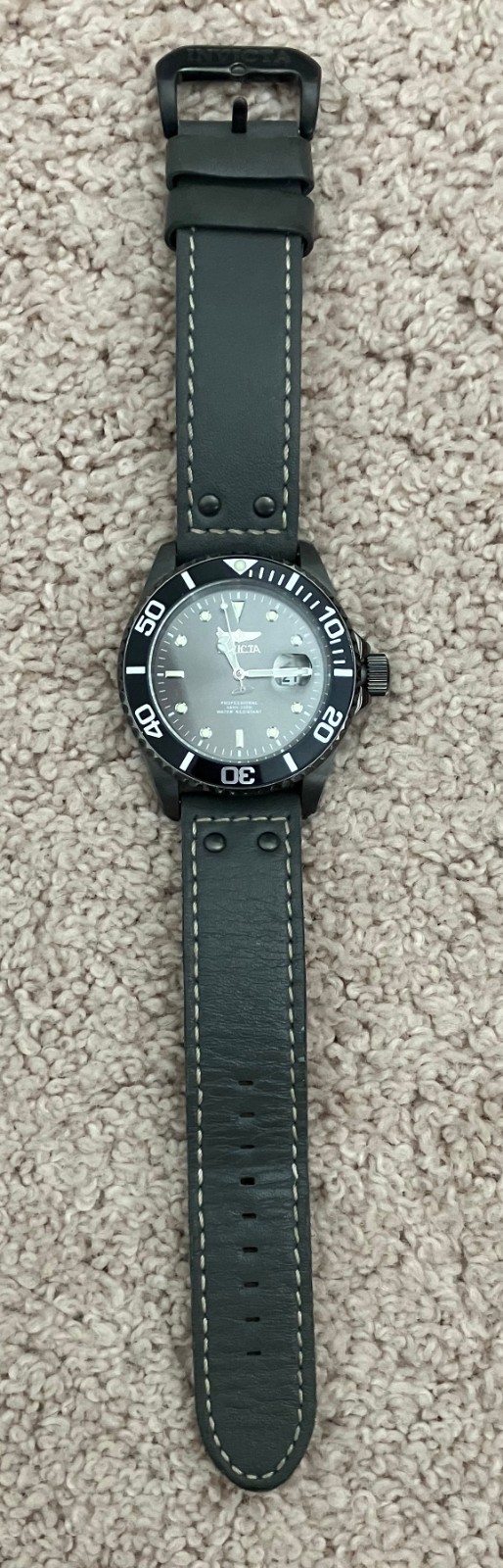 Black & Gray Invicta Pro Diver Men’s Analog Watch Model 22077 Wristwatch Wrist