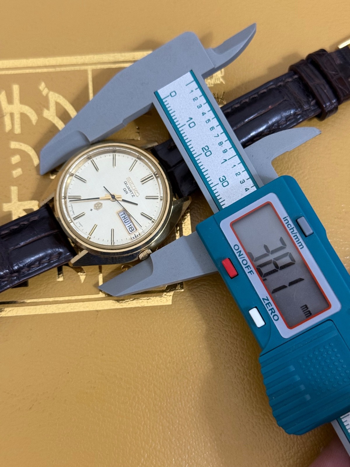 Vintage Seiko Quartz QR 3863-7001 Day Date Silver Dial 39mm Japan Men’s Watch