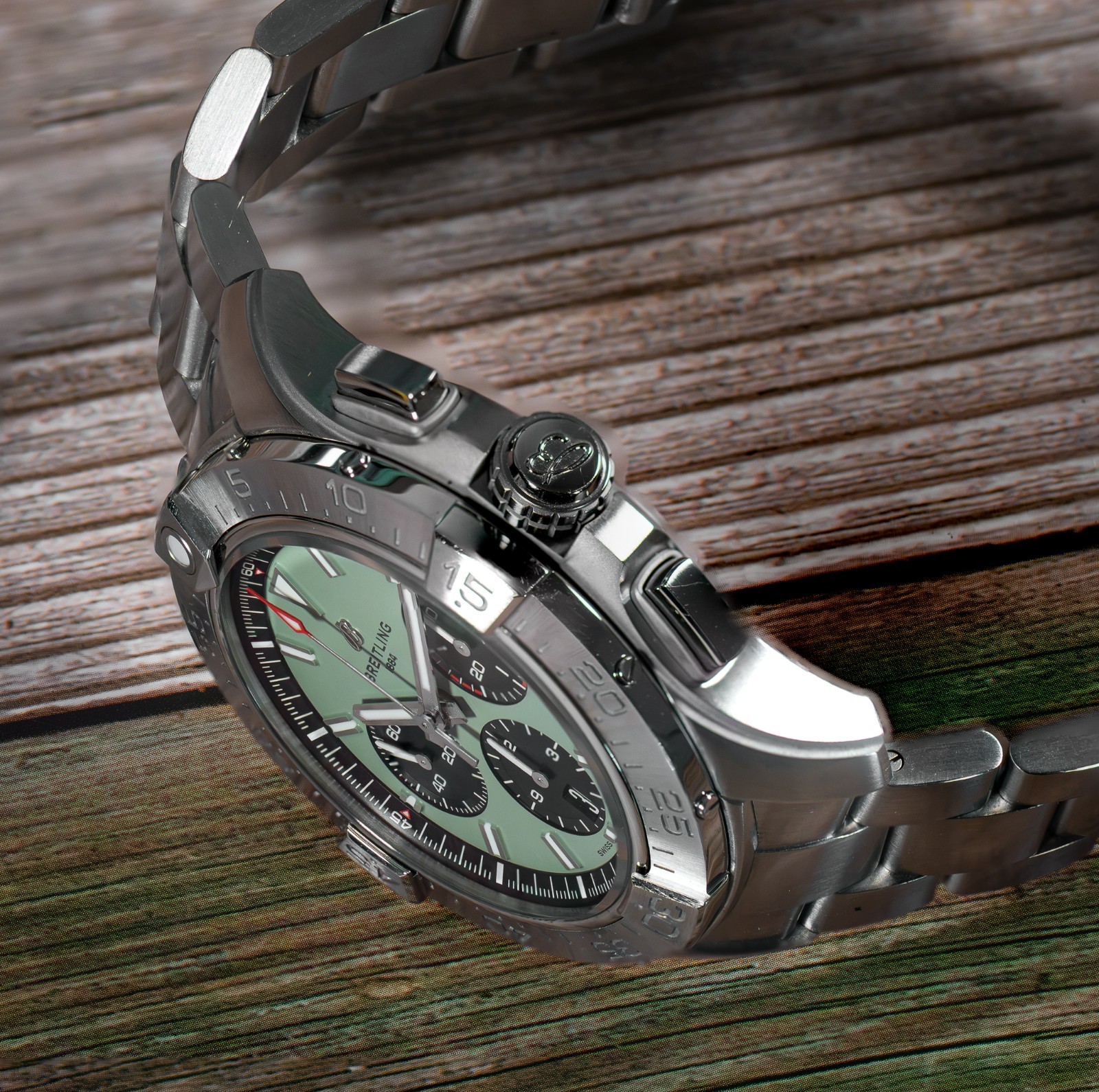 2025 Breitling Avenger B01 Chronograph 44 w/Green Dial