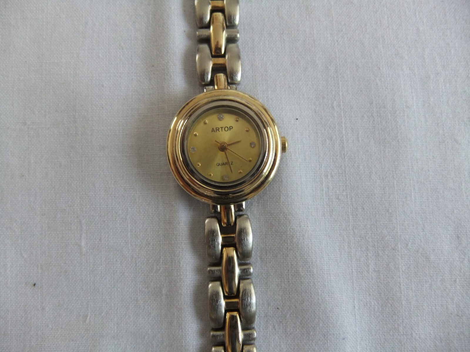 Vintage Ladies ARTOP Gold Tone Bracelet Quartz Watch 3ATM
