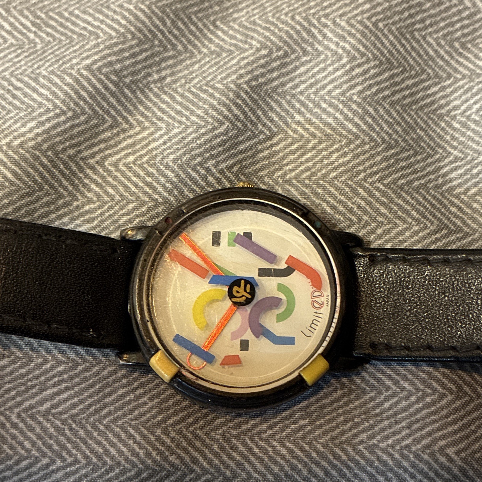 Abstract Dial Analog Wristwatch 12-Hour, Black Leather Strap, Round Case