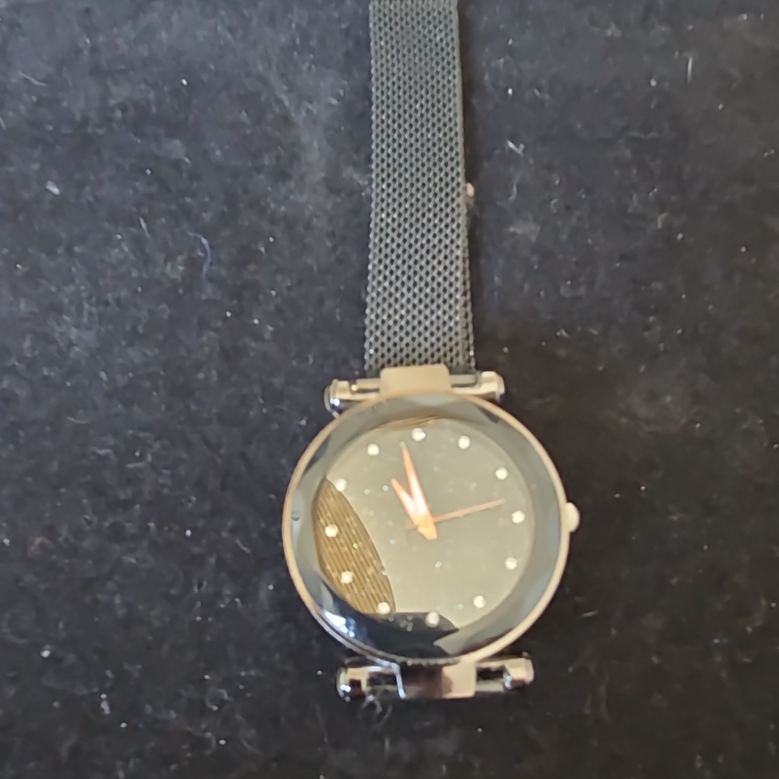 Quartz Analog Wristwatch Black/Gold Dial Black Mesh Band Silver Steel Case