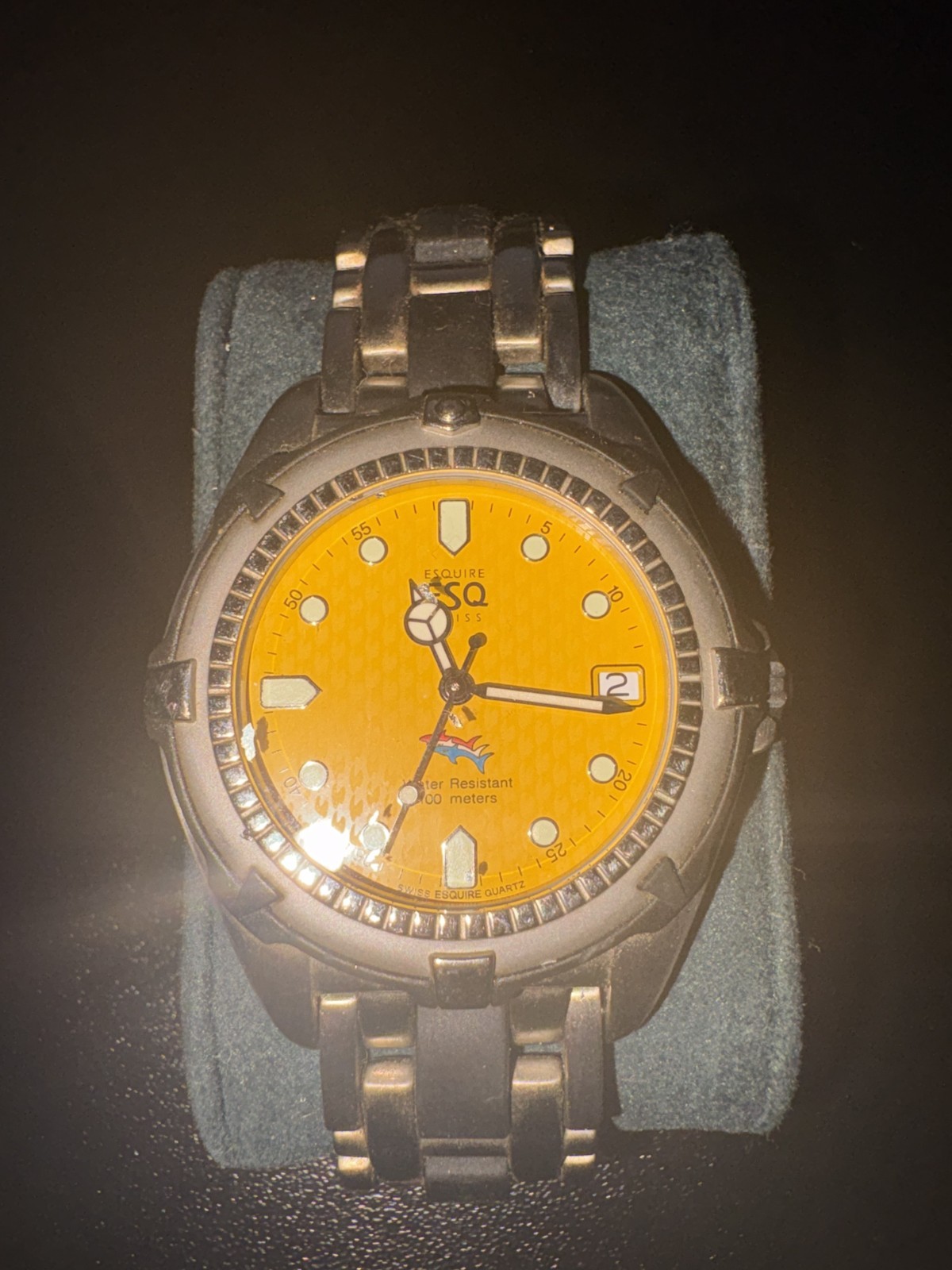 Fun yellow diver dial with shark logo, 100M WR, rotating bezel