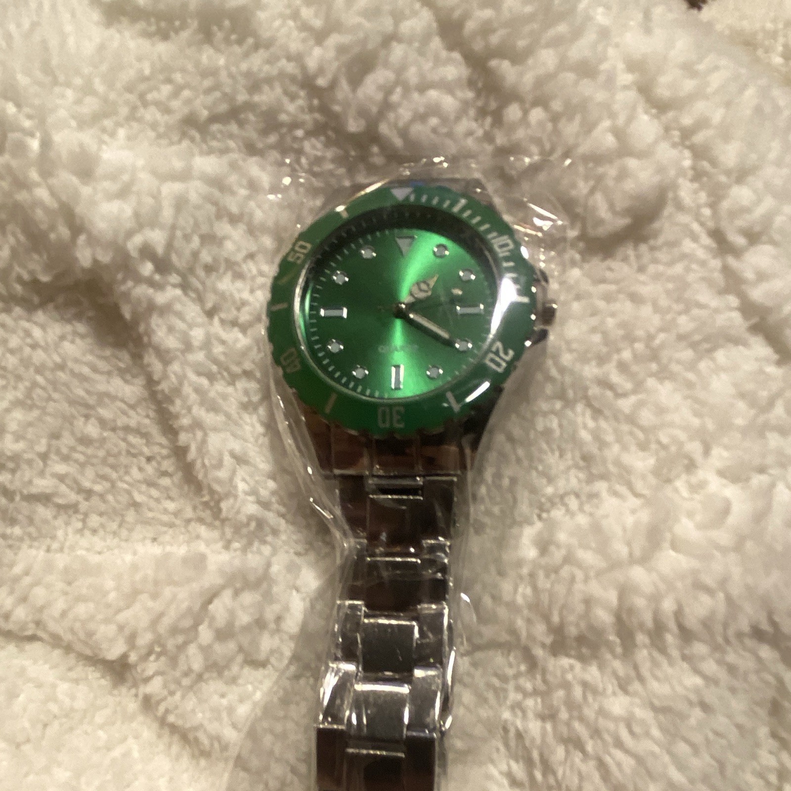 Men’s Analog Quartz Watch Green Dial Green Bezel Silver Metal Bracelet