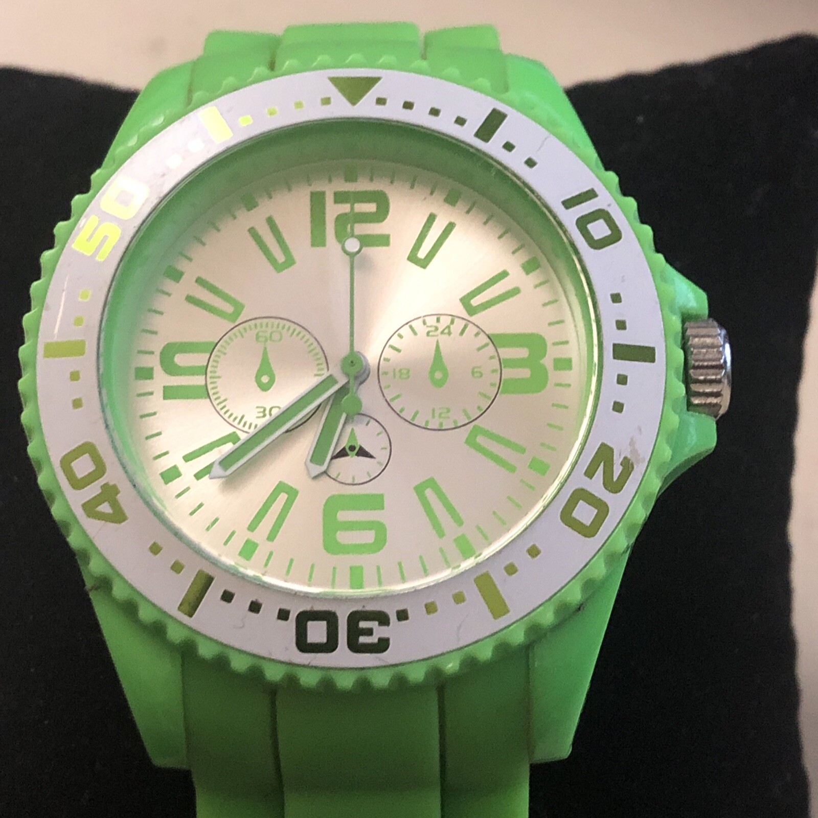 Green Dive Style Watch NEW BATTERY