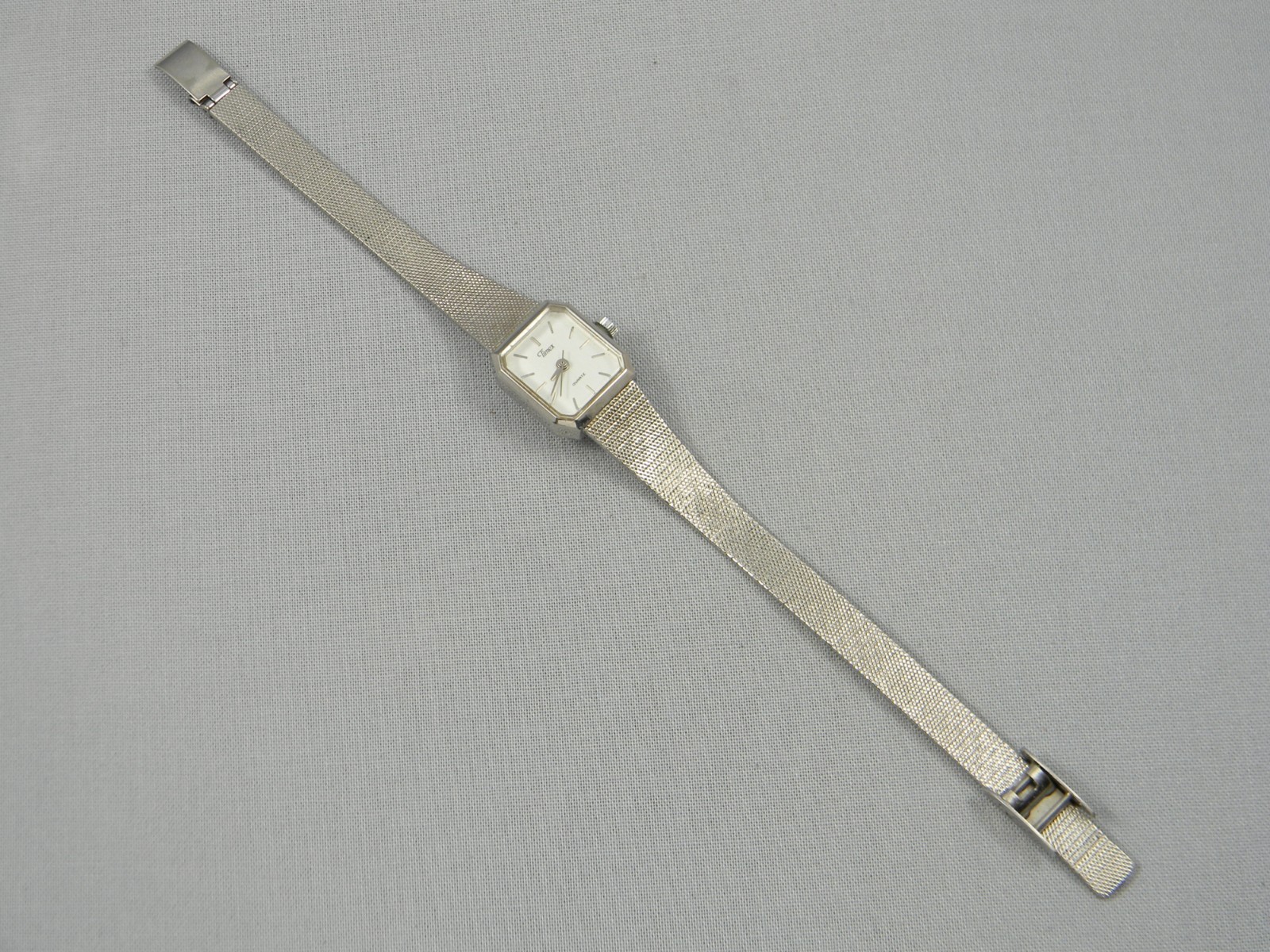 Vintage Timex Watch Women Dainty 16mm Adjustable Band New Battery 5″ to 6.5″