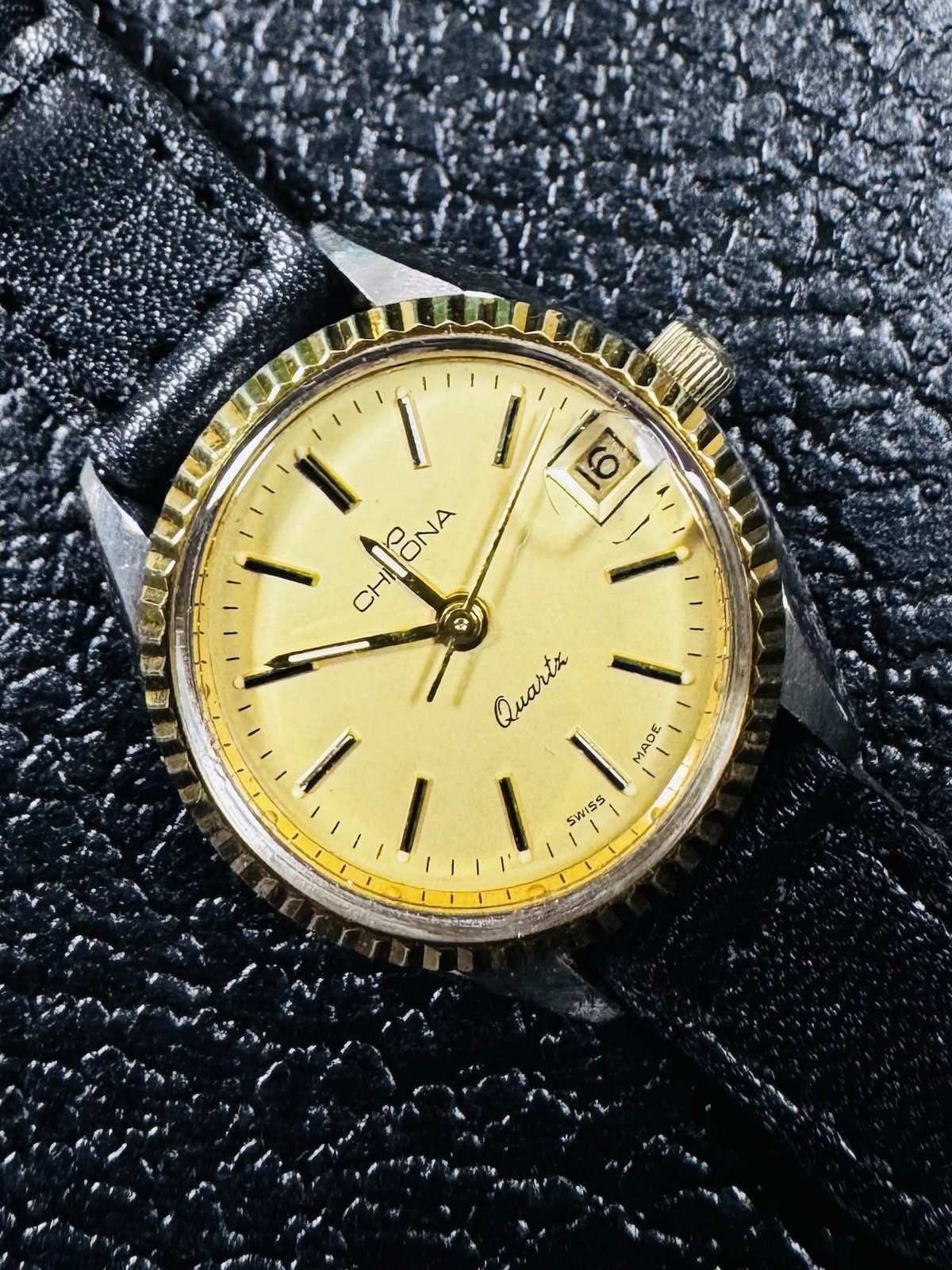 Vintage Chrona Swiss Quartz Ladies Watch Fluted Bezel Screw Down Crown