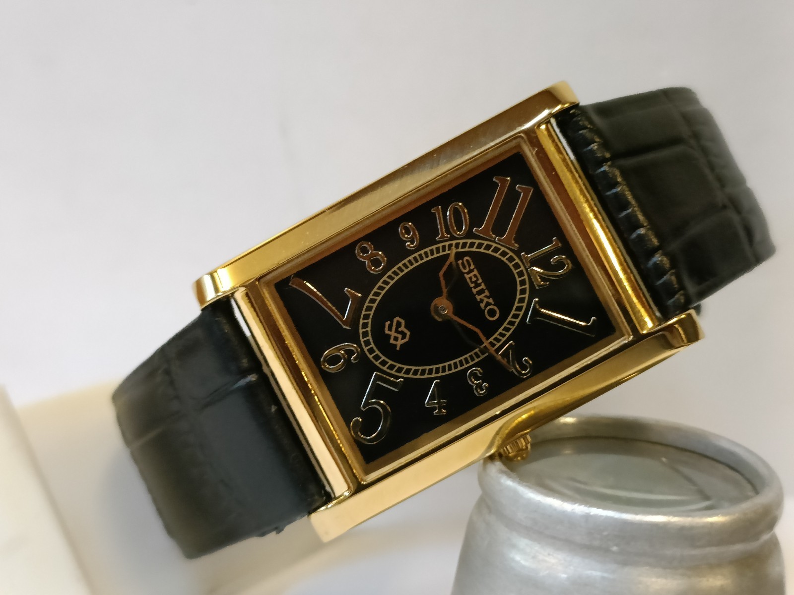 VINTAGE SEIKO SLIM QUARTZ BLACK DIAL JAPAN MEN’S WORKING DRESS WATCH