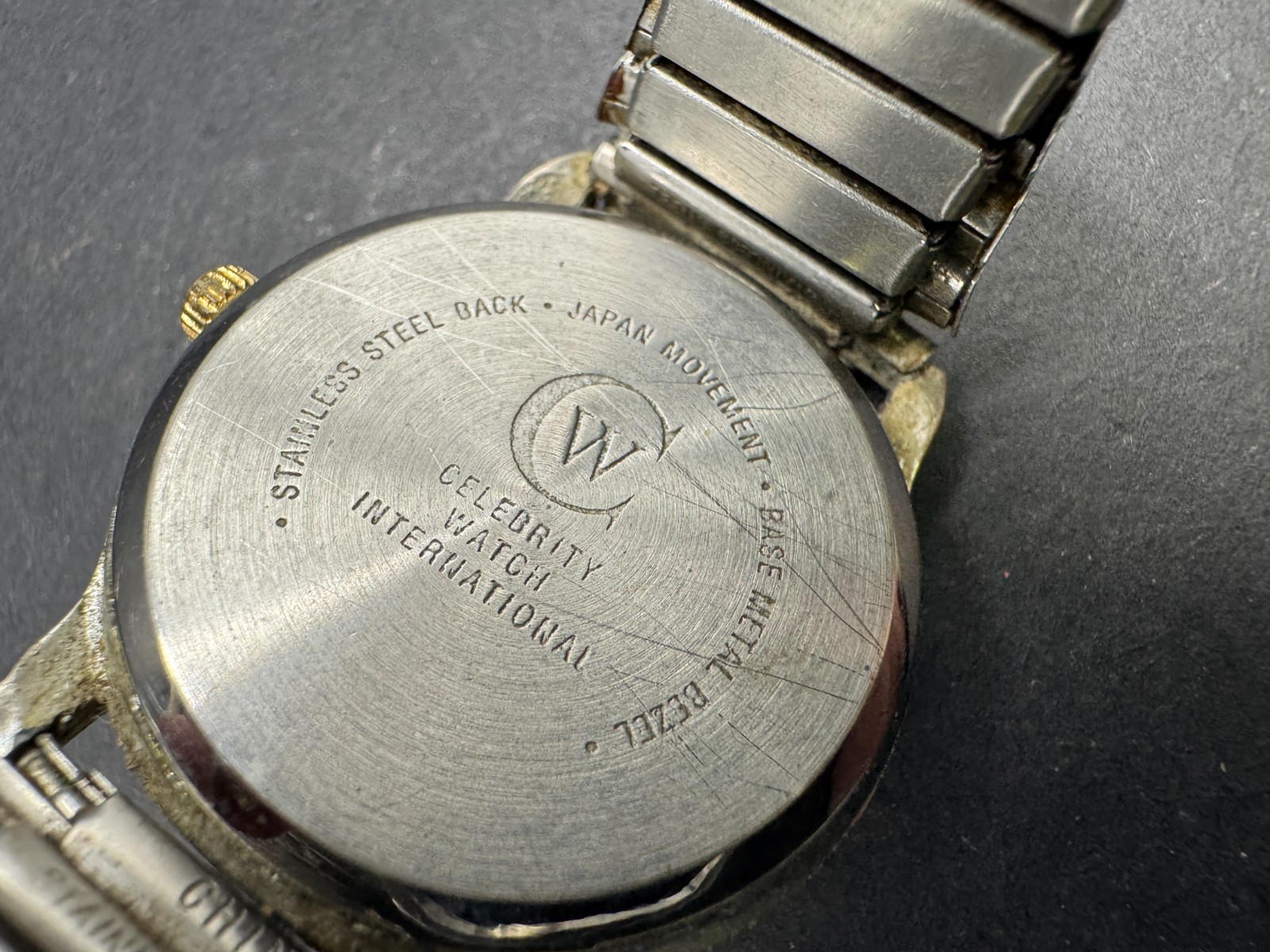 Vintage Celebrity Quartz Moonphase Date Watch Silver Tone Stretch Band 33.4MM