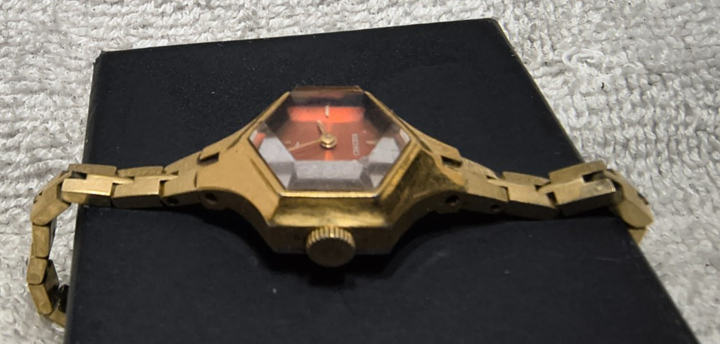 Seiko Burgundy Sunburst Dial 11-8029 Hexagon Watch Faceted Crystal Wind Up Works
