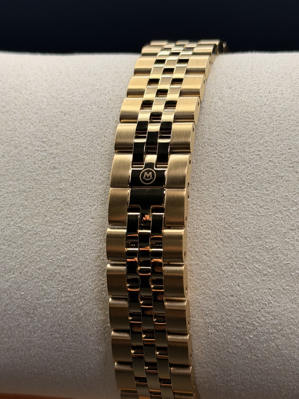 NEW MOVADO MUSEUM WOMEN’S GOLD TONE BLACK DIAL 28MM WATCH 0607005