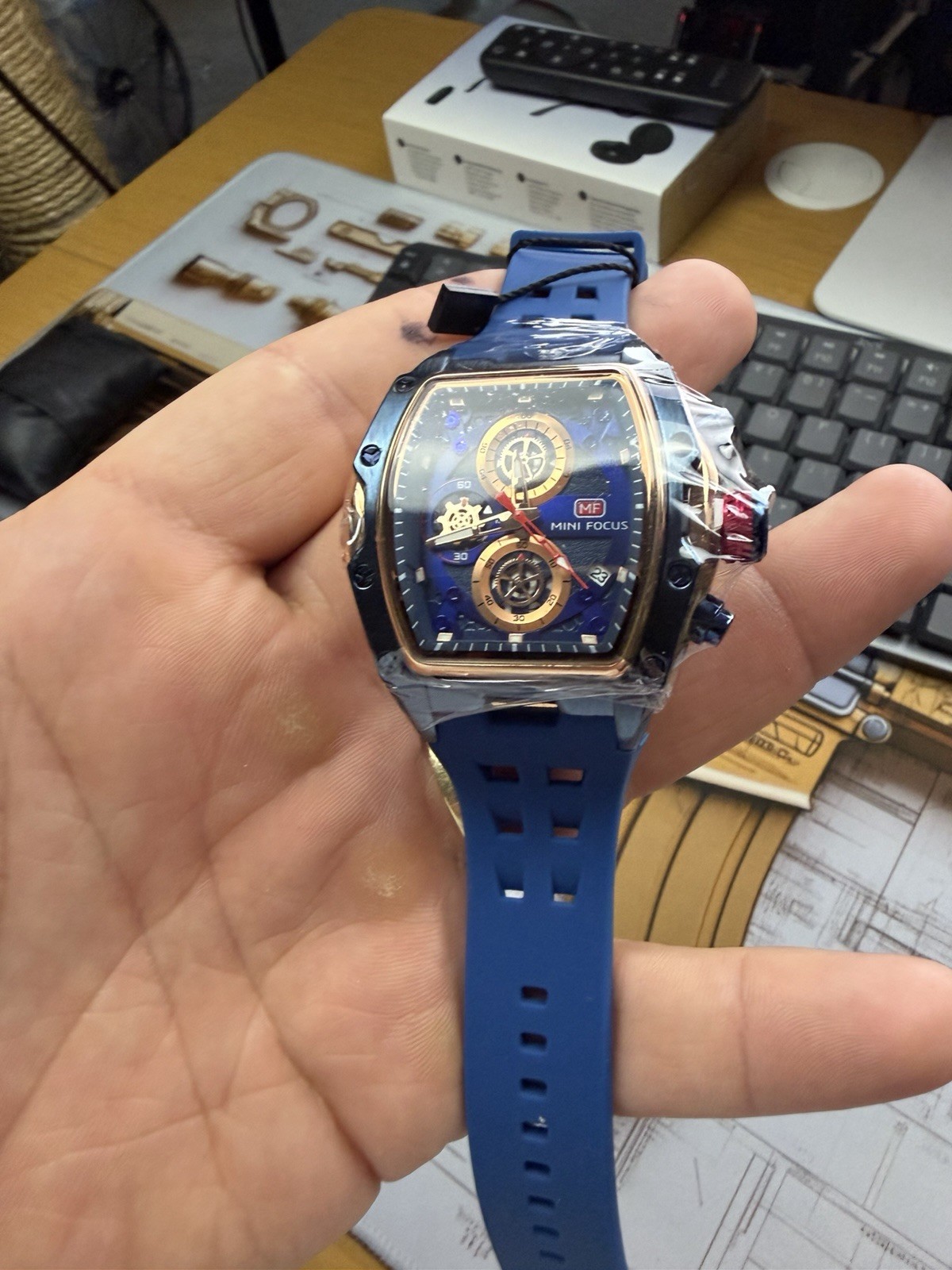 MINI FOCUS Men’s Sport Tonneau Multifunction Chronograph Calendar Quartz Watch