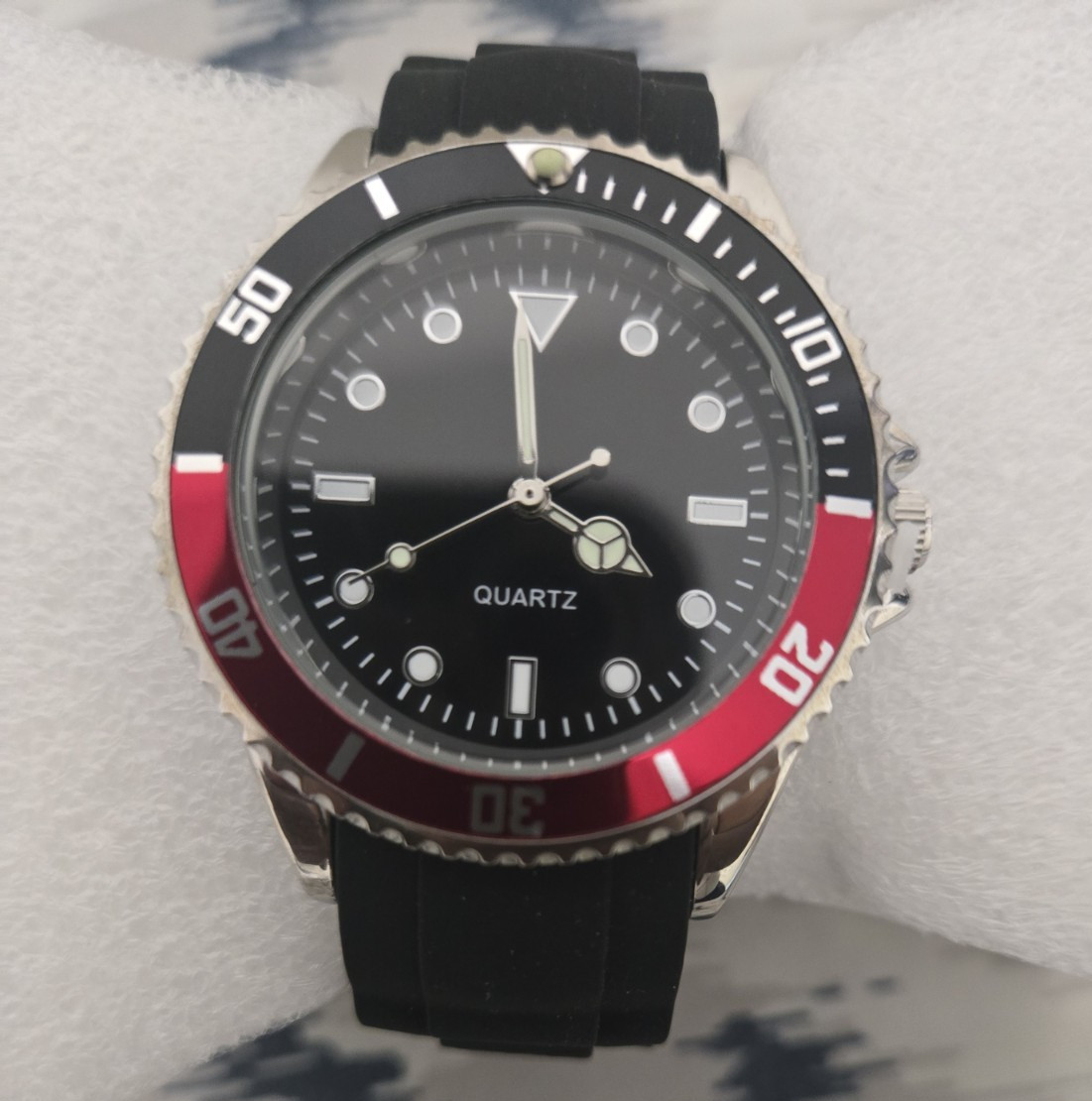 New men’s quartz dive-style watch with a black dial, red/black rotating bezel