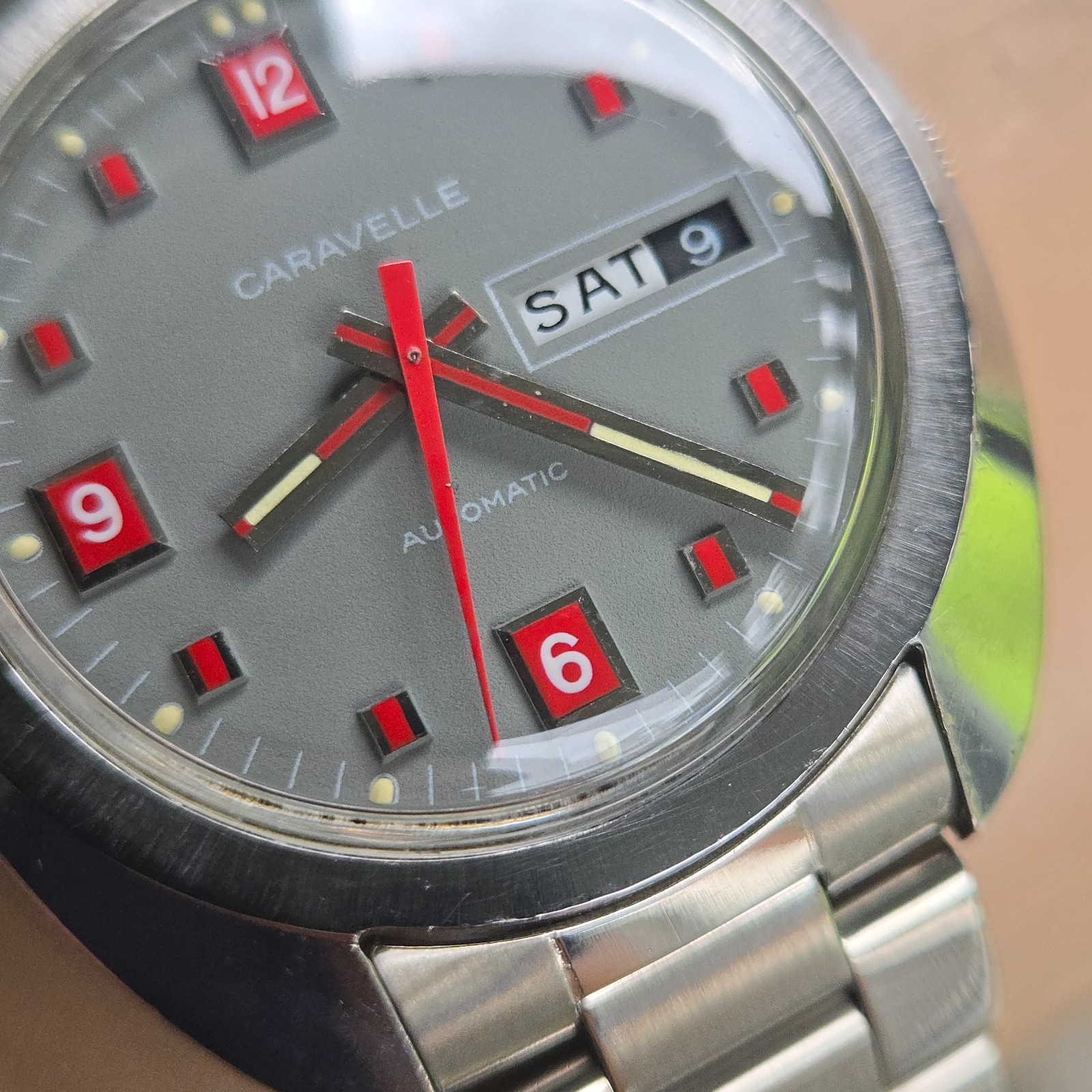 Vintage CARAVELLE men’s automatic watch day/date Grey dial red hour markers 1973