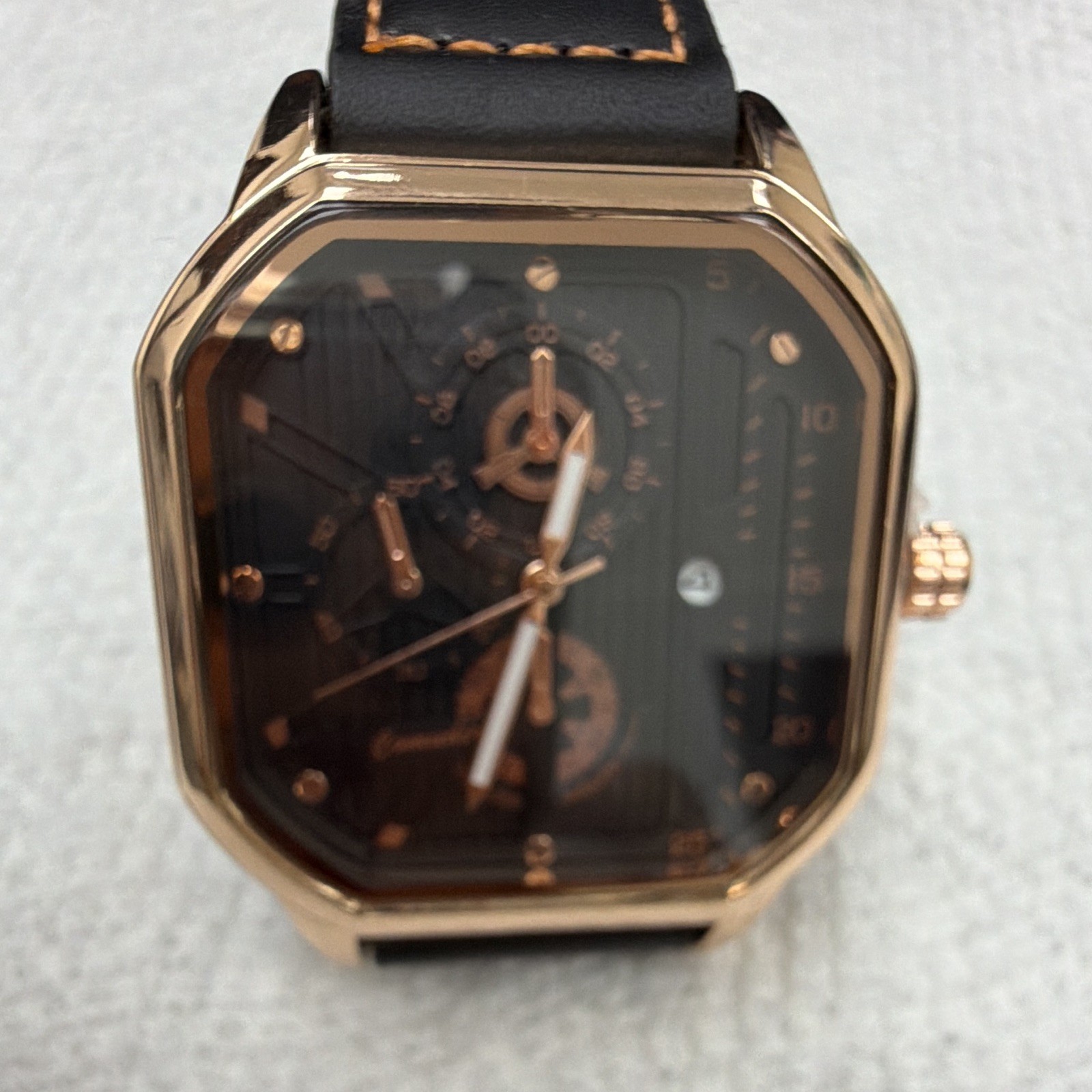 Quartz Square Analog Wristwatch Gold Tone Case Black Dial Date Black Leather