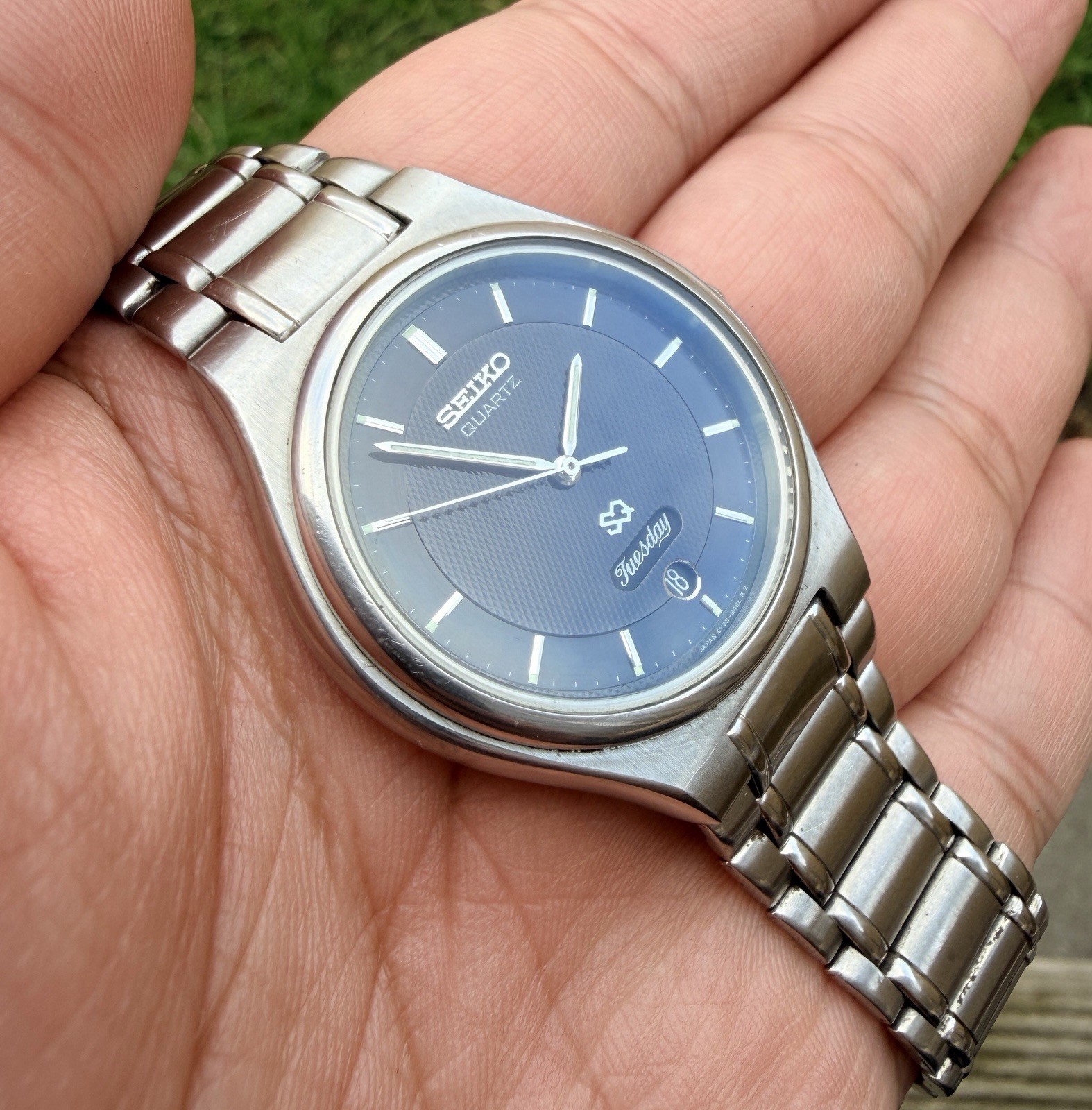 1999 Seiko Quartz SQ 5Y23-8B70 Vintage Day/Date Hobnail Dial