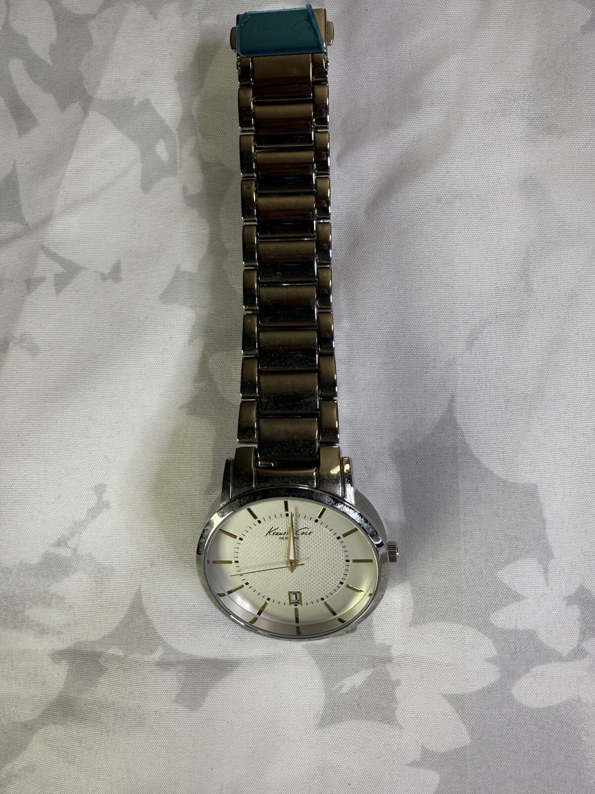 Beautiful Kenneth Cole White Dial Date 44mm Men’s Watch New Battery Works Great